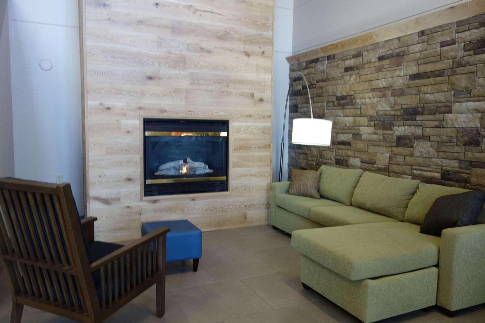 Country Inn & Suites by Radisson, Mason City, IA photo 25