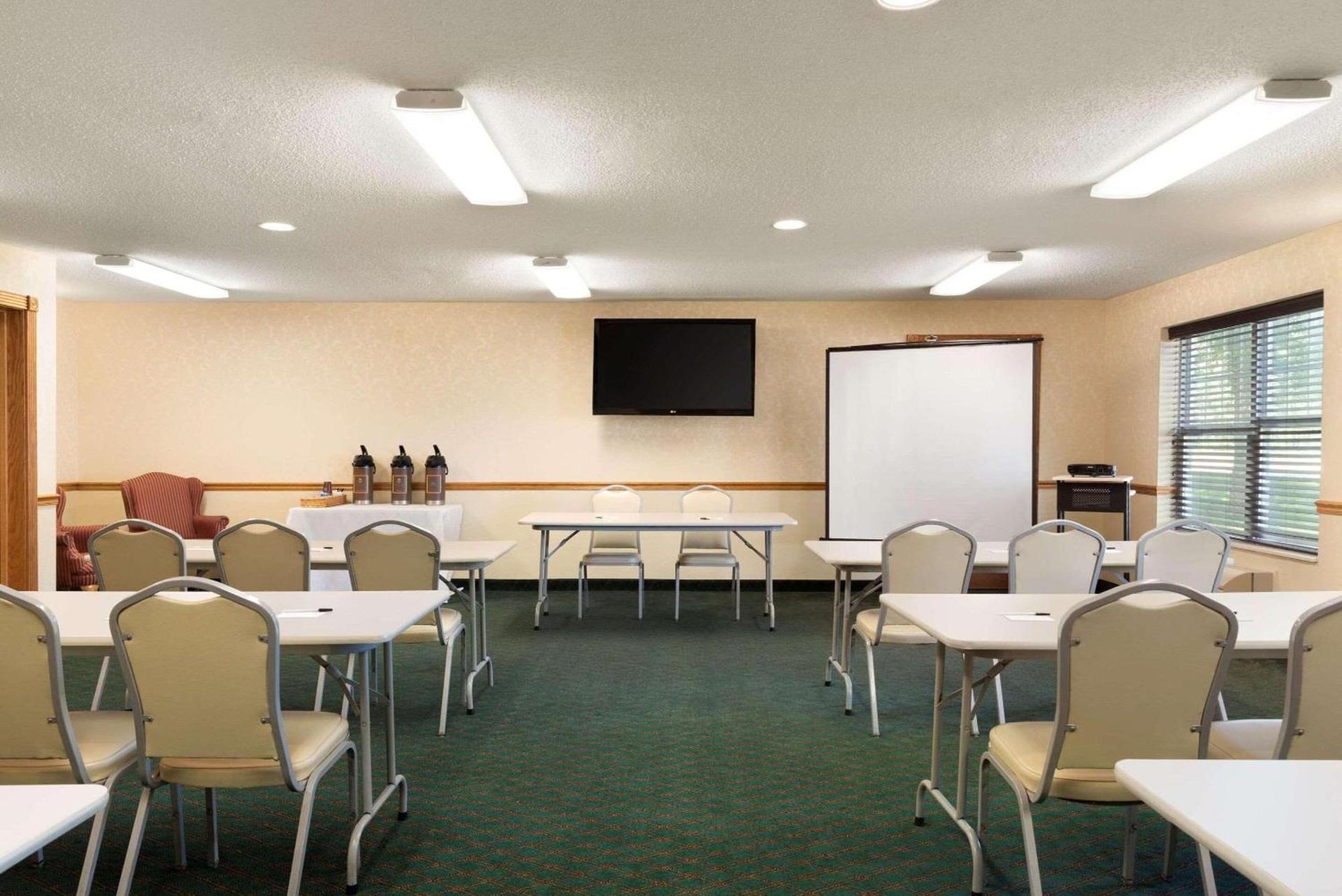 Country Inn & Suites by Radisson, Mason City, IA photo 29
