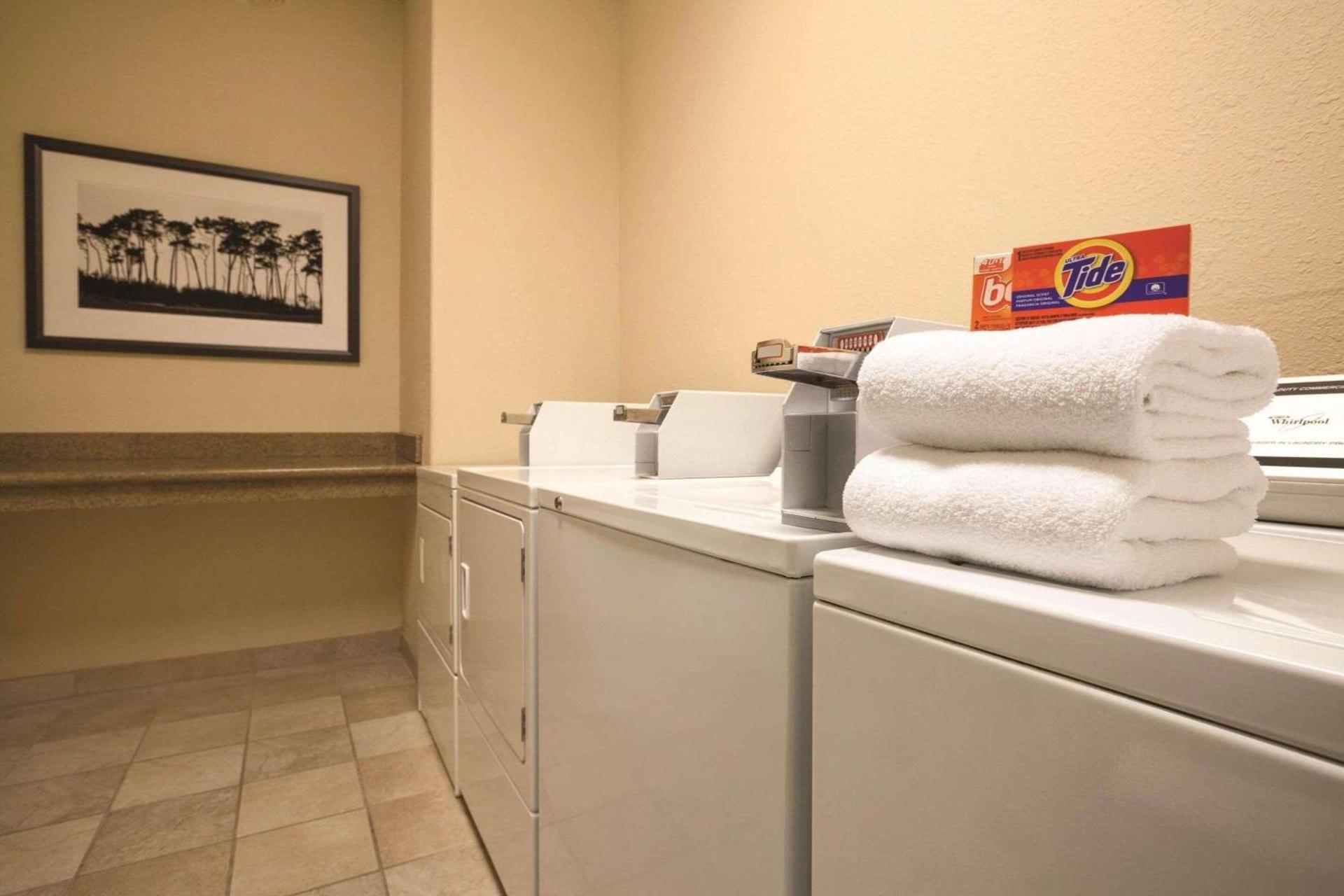 Country Inn & Suites by Radisson, Mason City, IA photo 20