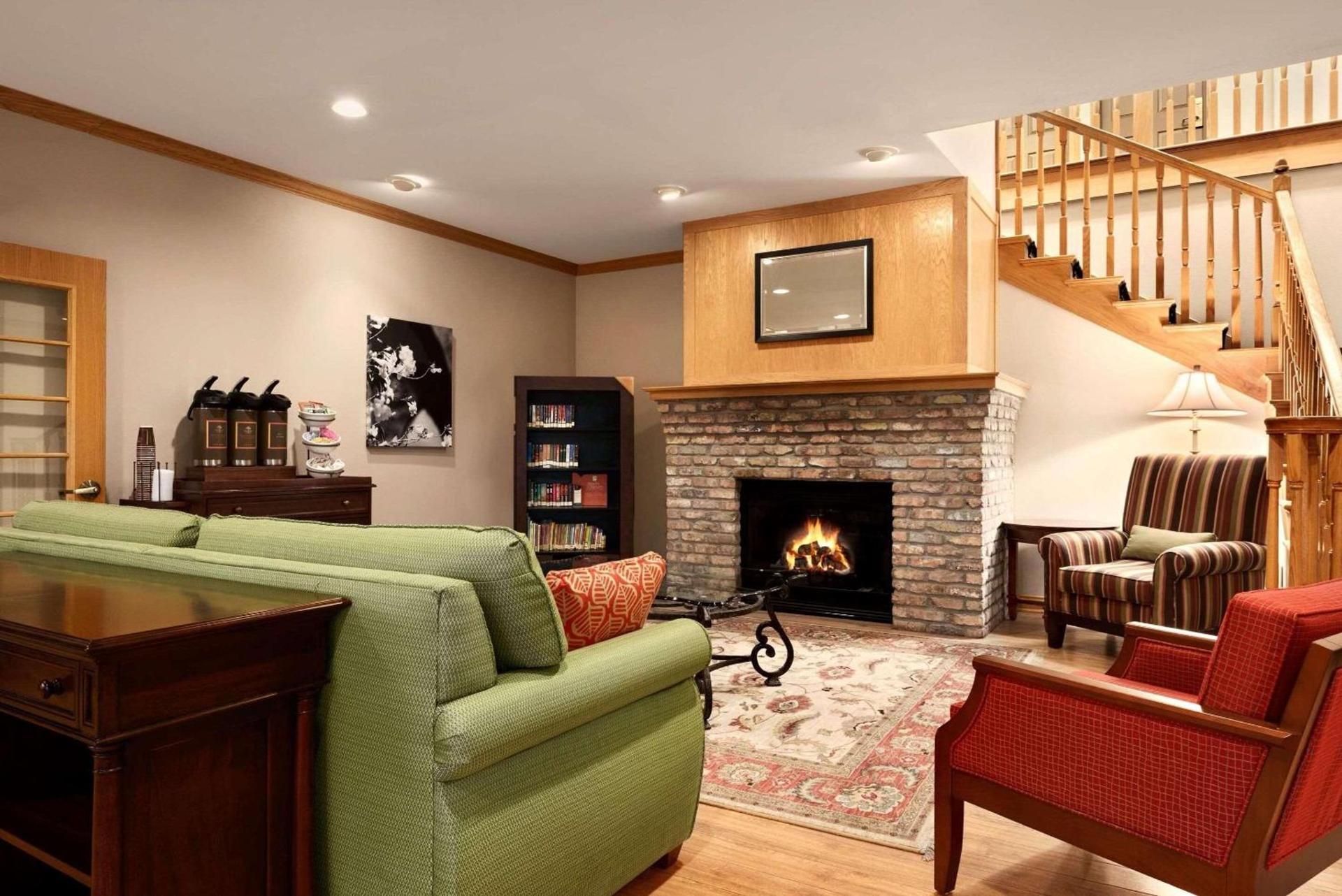 Country Inn & Suites by Radisson, Clinton, IA photo 2