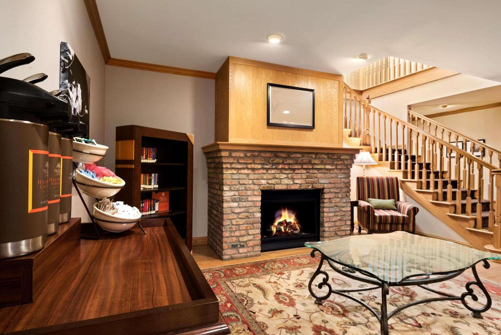 Country Inn & Suites by Radisson, Clinton, IA photo 3