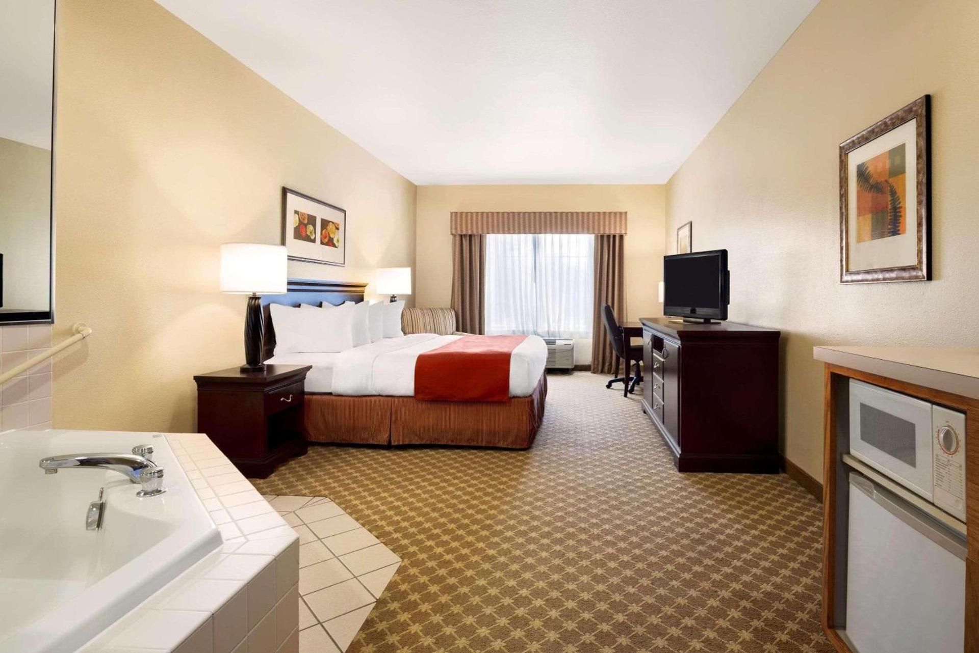 Country Inn & Suites by Radisson, Clinton, IA photo 8