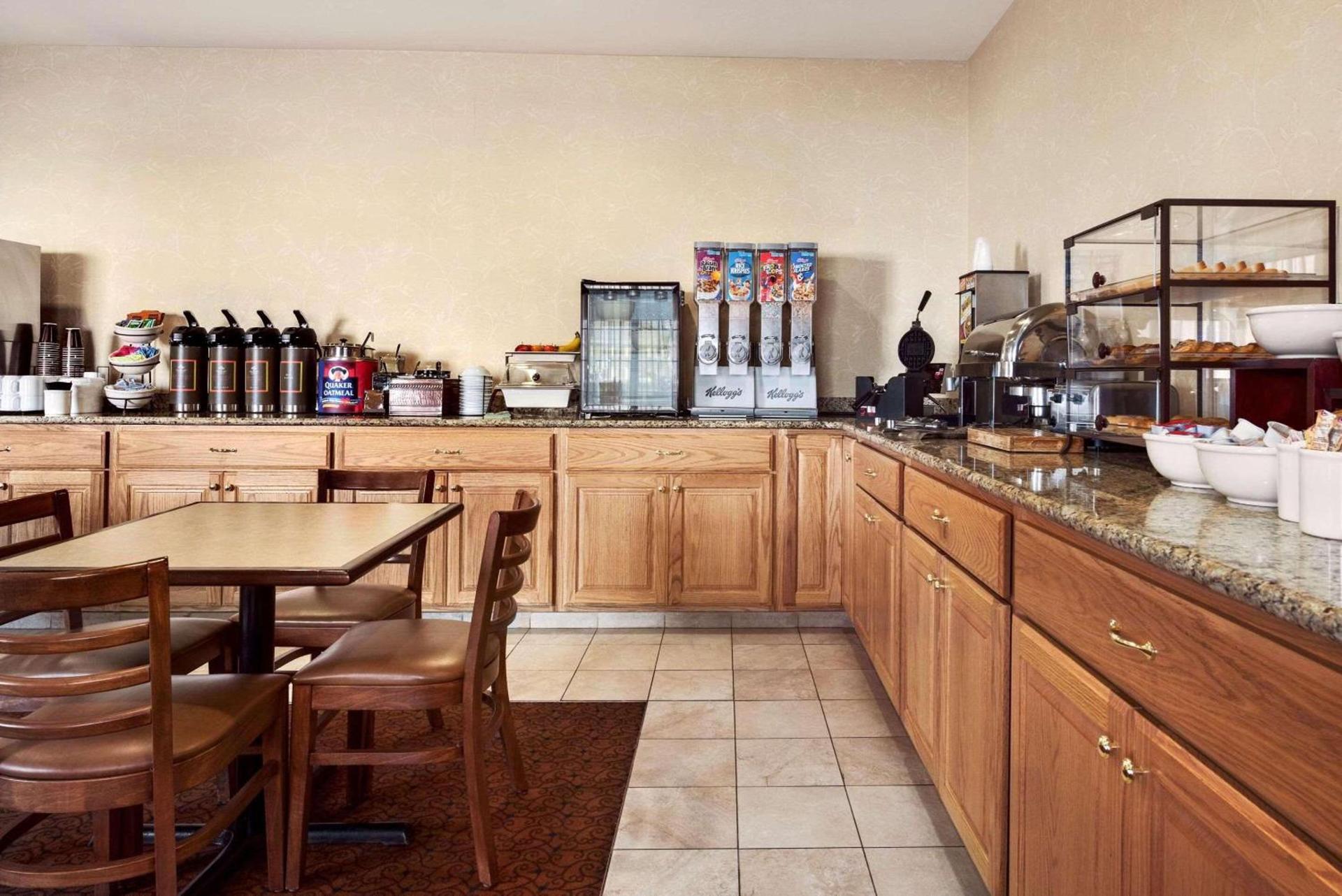 Country Inn & Suites by Radisson, Clinton, IA photo 11