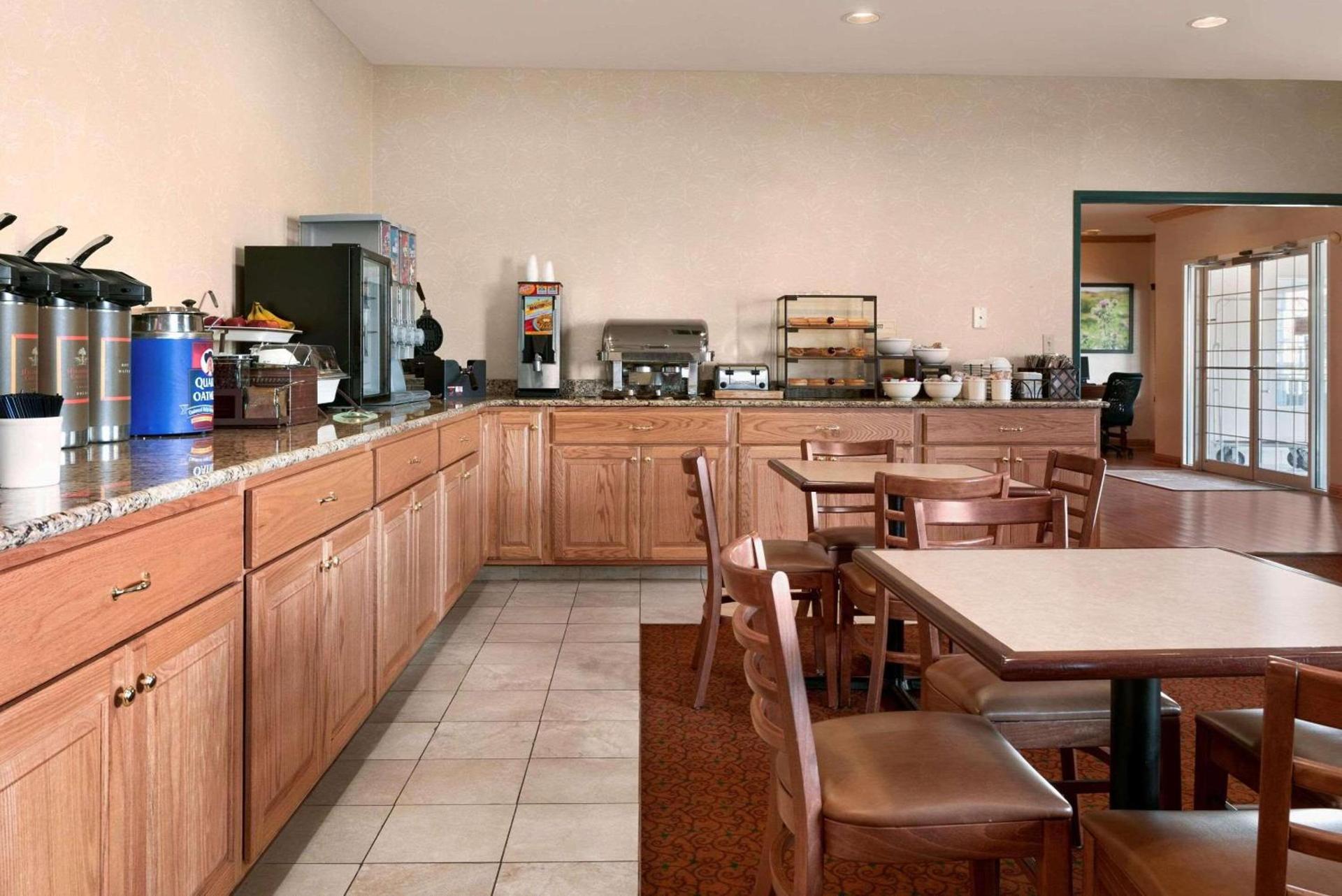 Country Inn & Suites by Radisson, Clinton, IA photo 12