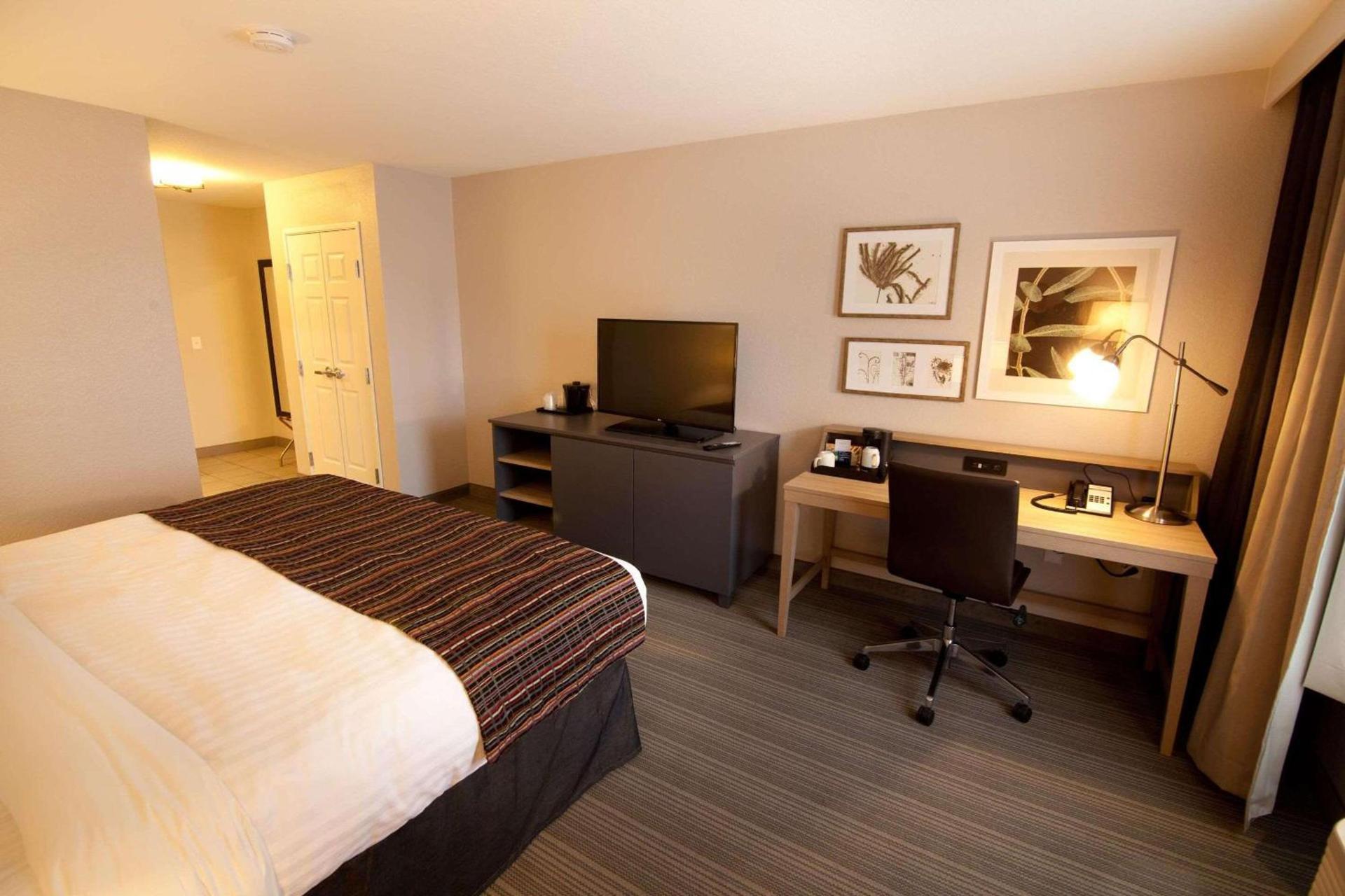 Country Inn & Suites by Radisson, Decorah, IA photo 5