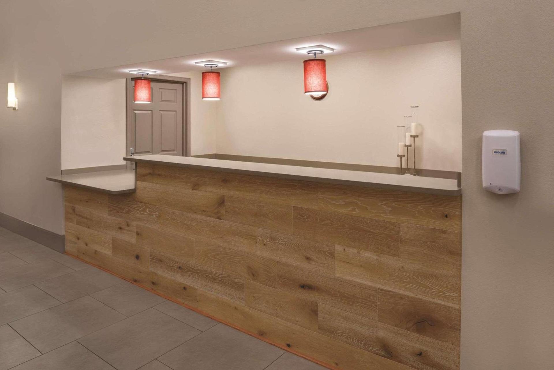 Country Inn & Suites by Radisson, Waterloo, IA photo 2