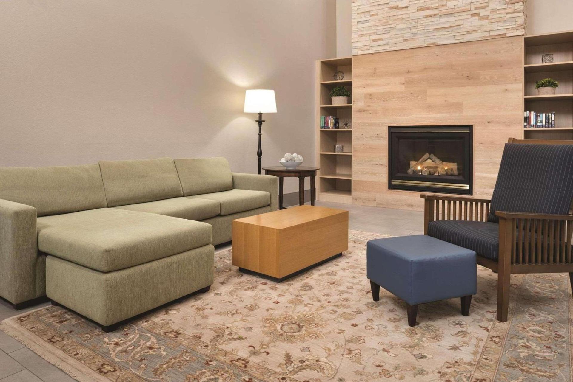 Country Inn & Suites by Radisson, Waterloo, IA photo 3