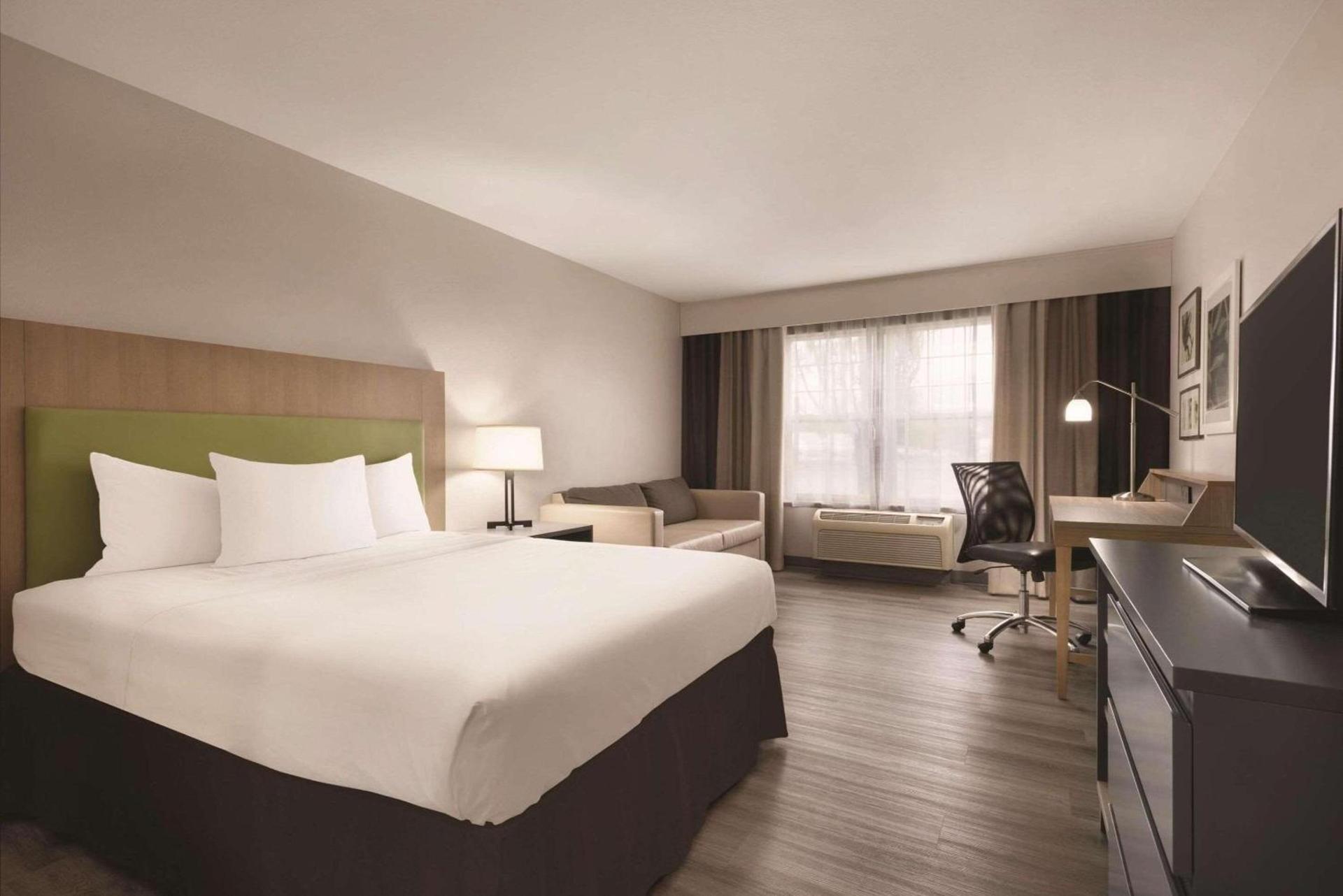 Country Inn & Suites by Radisson, Waterloo, IA photo 4