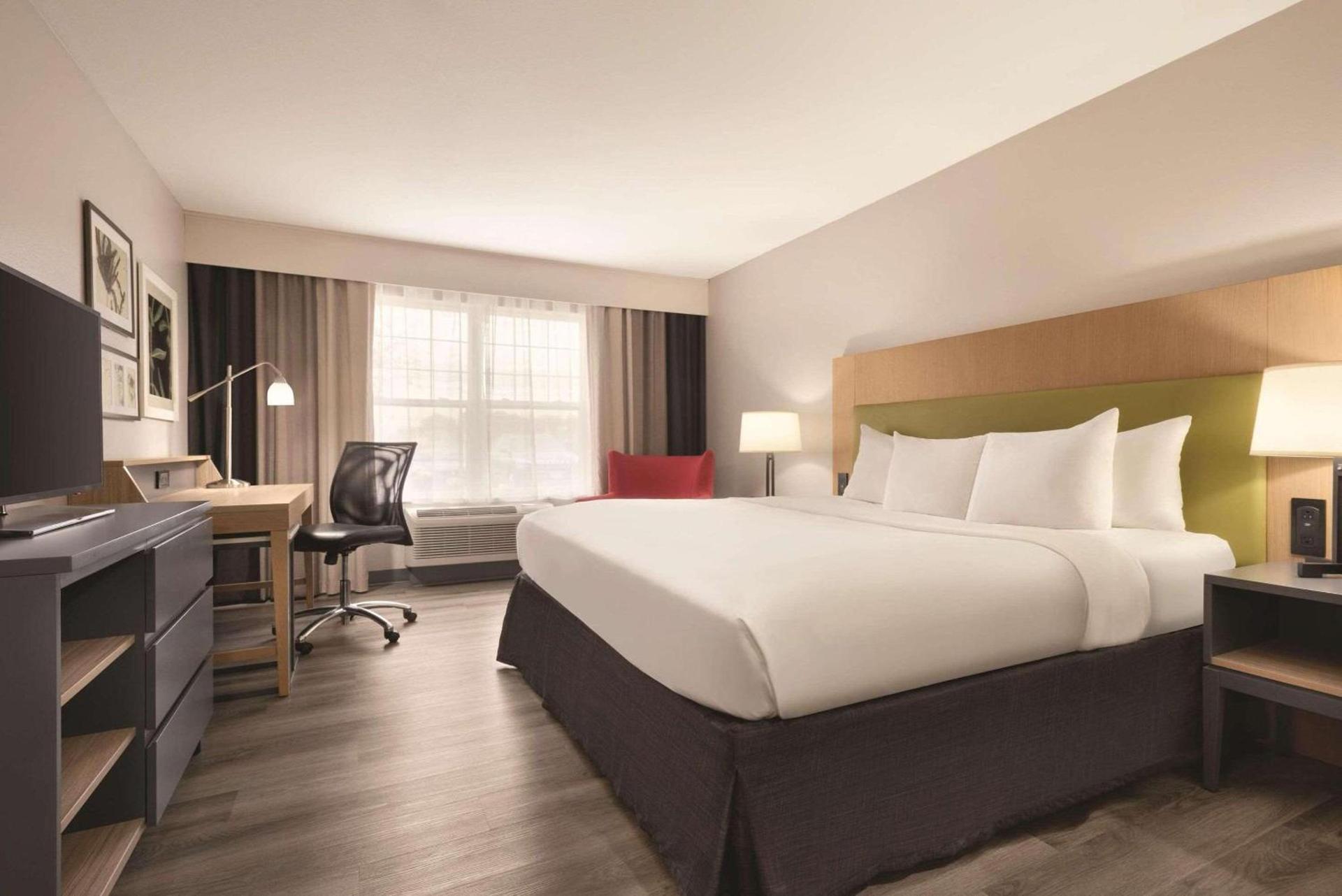Country Inn & Suites by Radisson, Waterloo, IA photo 5