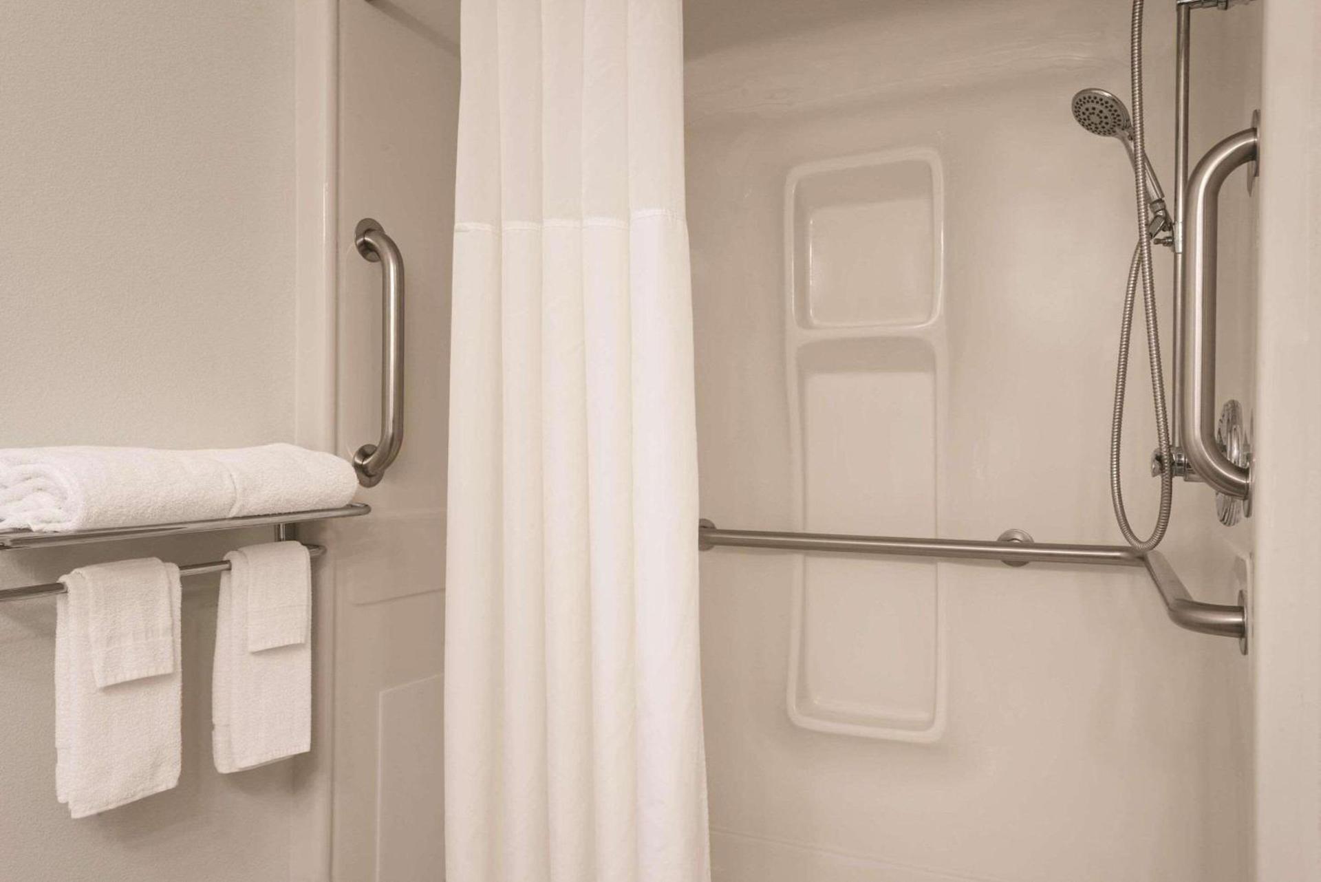Country Inn & Suites by Radisson, Waterloo, IA photo 8