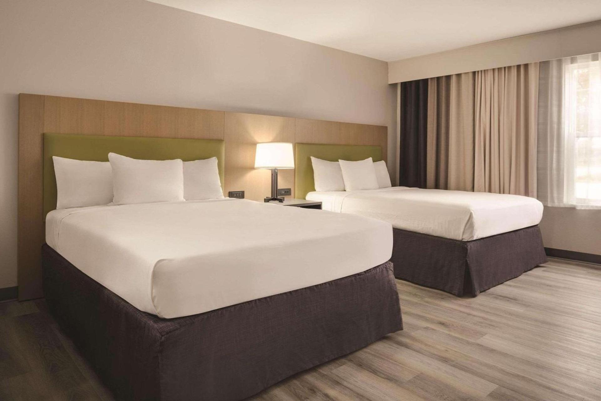 Country Inn & Suites by Radisson, Waterloo, IA photo 12