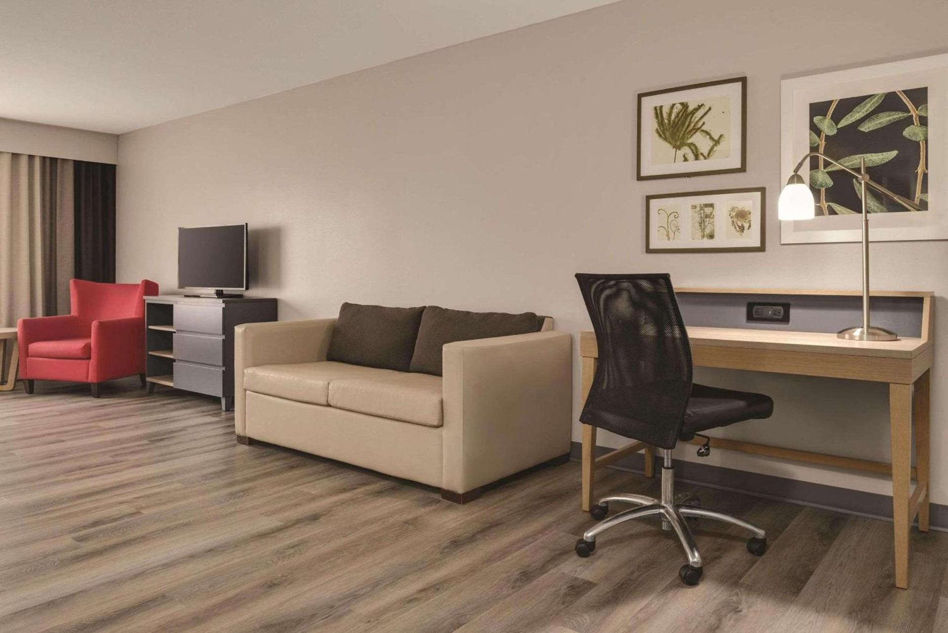 Country Inn & Suites by Radisson, Waterloo, IA photo 13