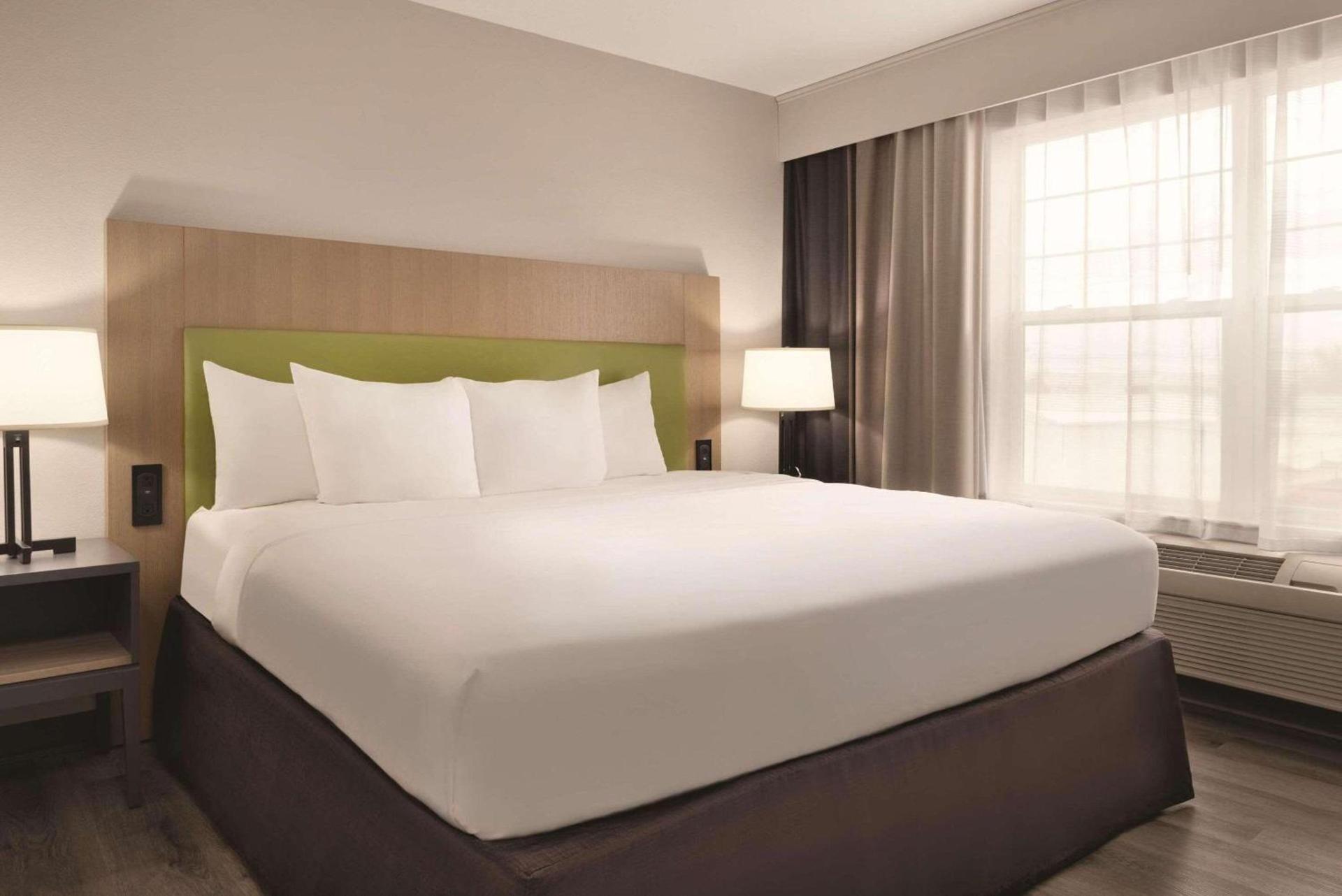 Country Inn & Suites by Radisson, Waterloo, IA photo 15