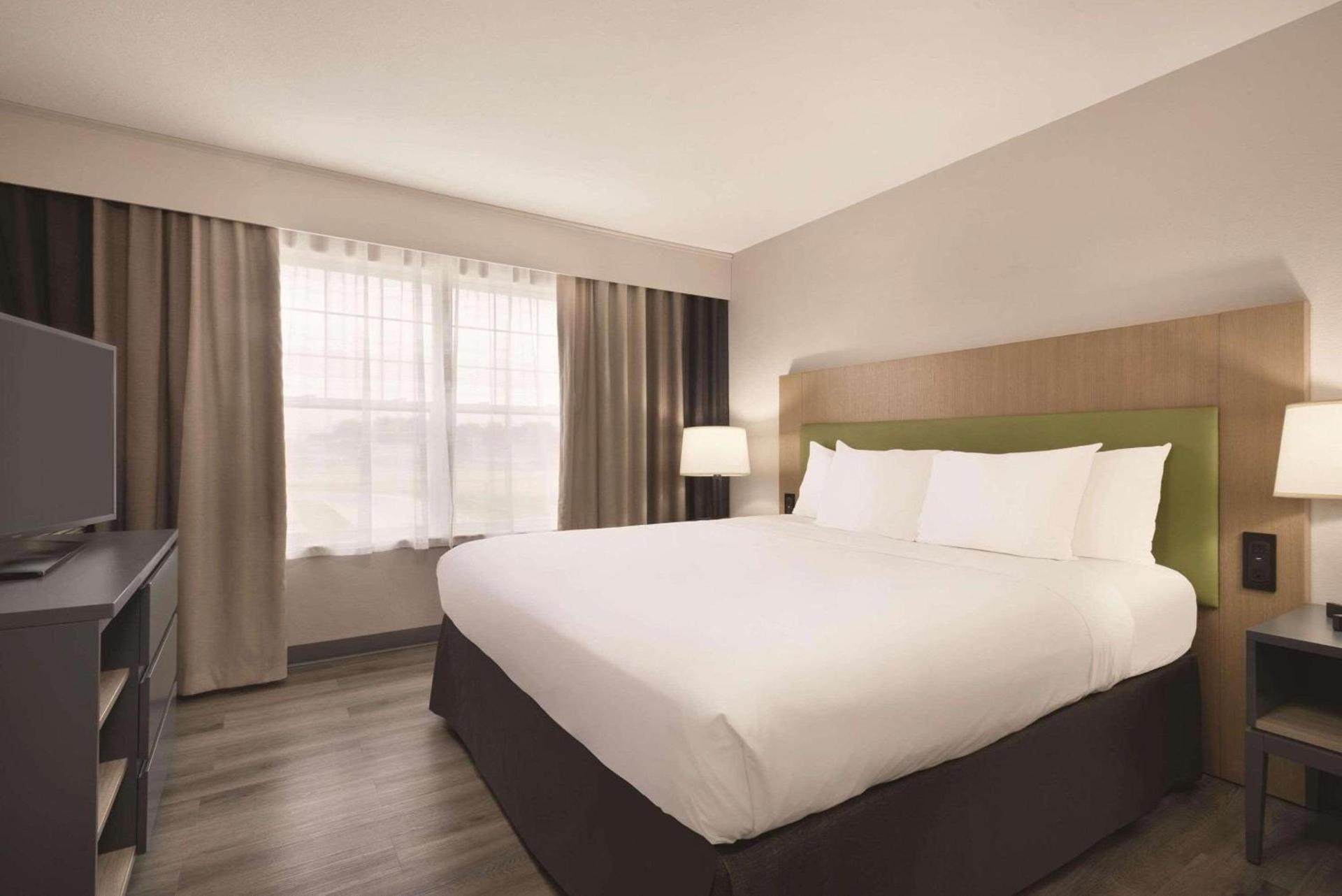 Country Inn & Suites by Radisson, Waterloo, IA photo 17