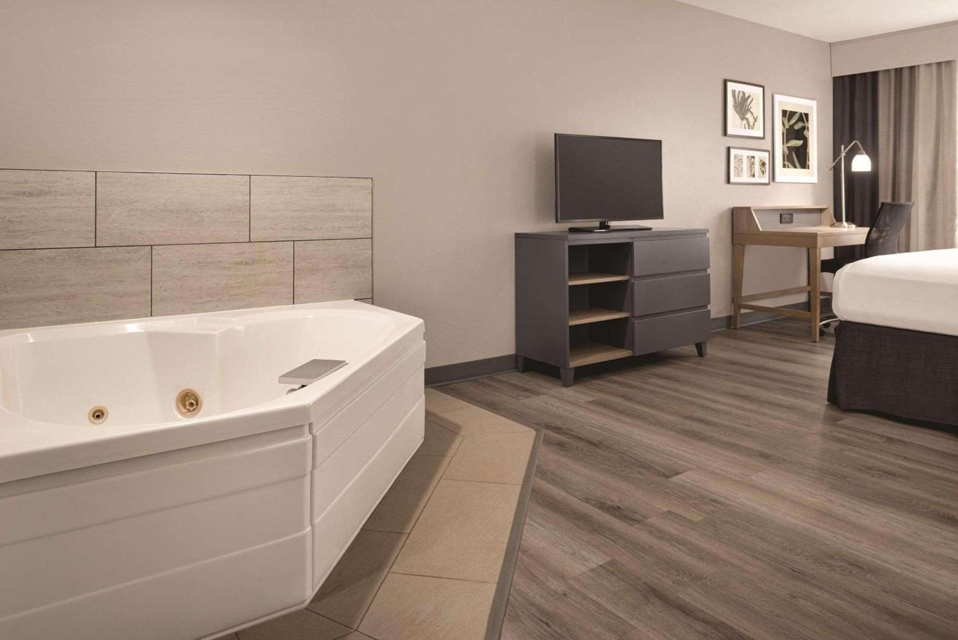 Country Inn & Suites by Radisson, Waterloo, IA photo 18