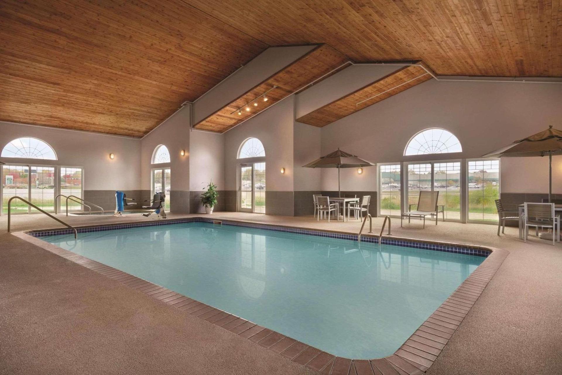 Country Inn & Suites by Radisson, Waterloo, IA photo 19