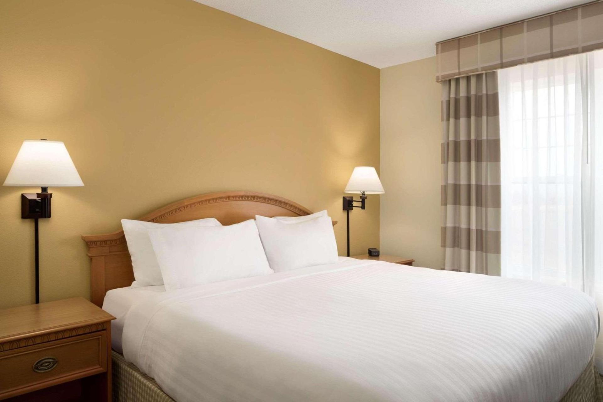 Country Inn & Suites by Radisson, Grinnell, IA photo 4