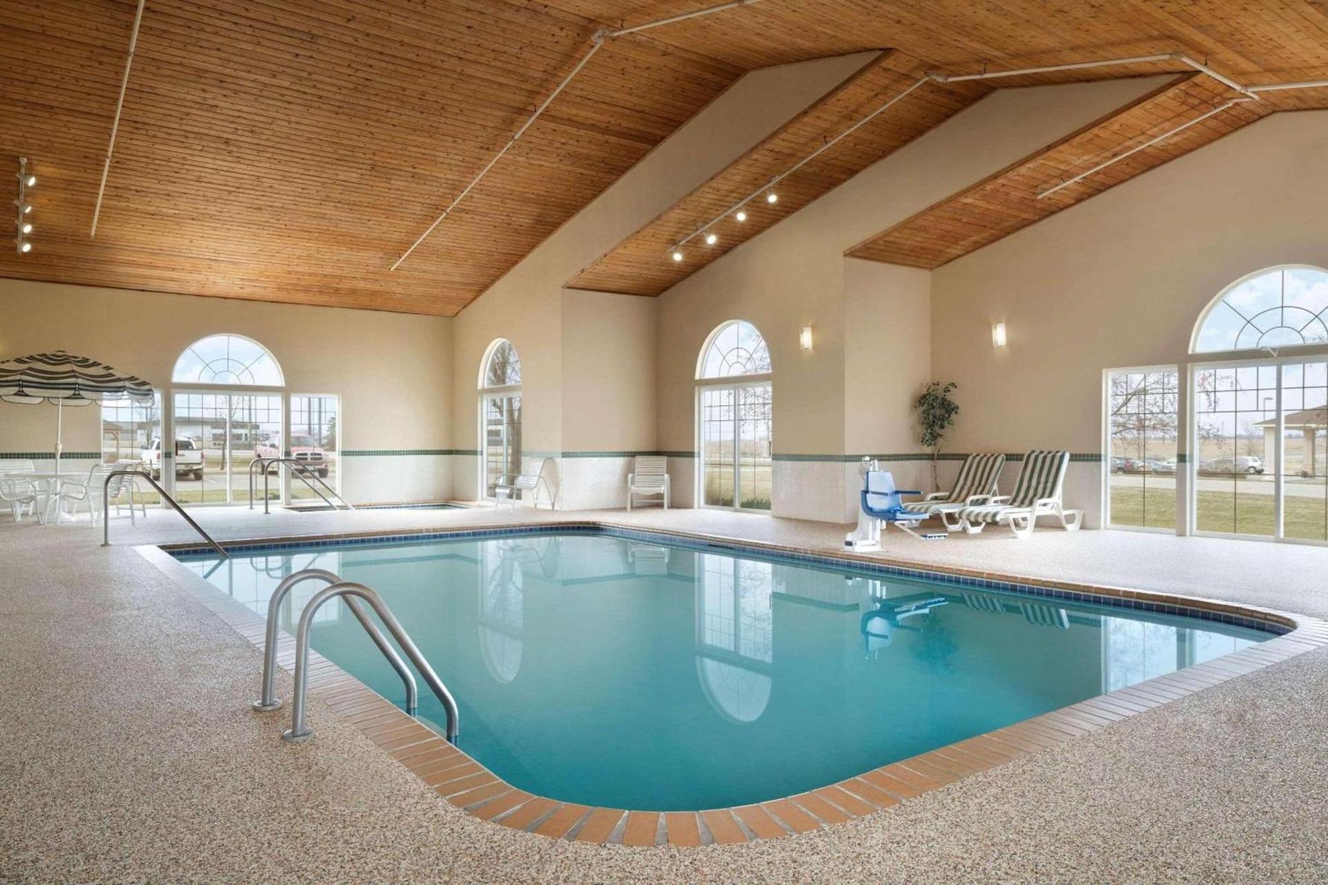 Country Inn & Suites by Radisson, Grinnell, IA photo 7