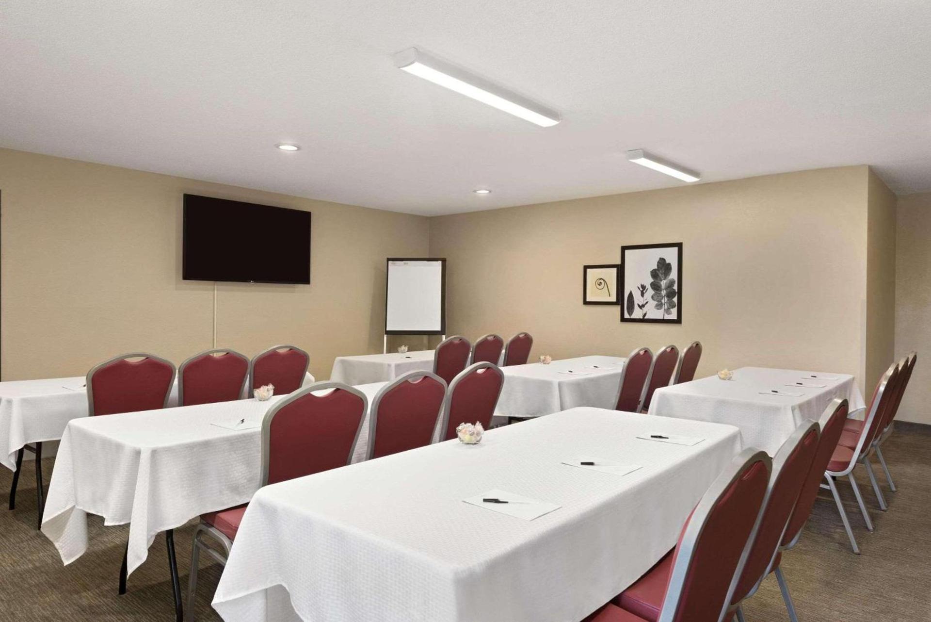 Country Inn & Suites by Radisson, Ankeny - Des Moines photo 12