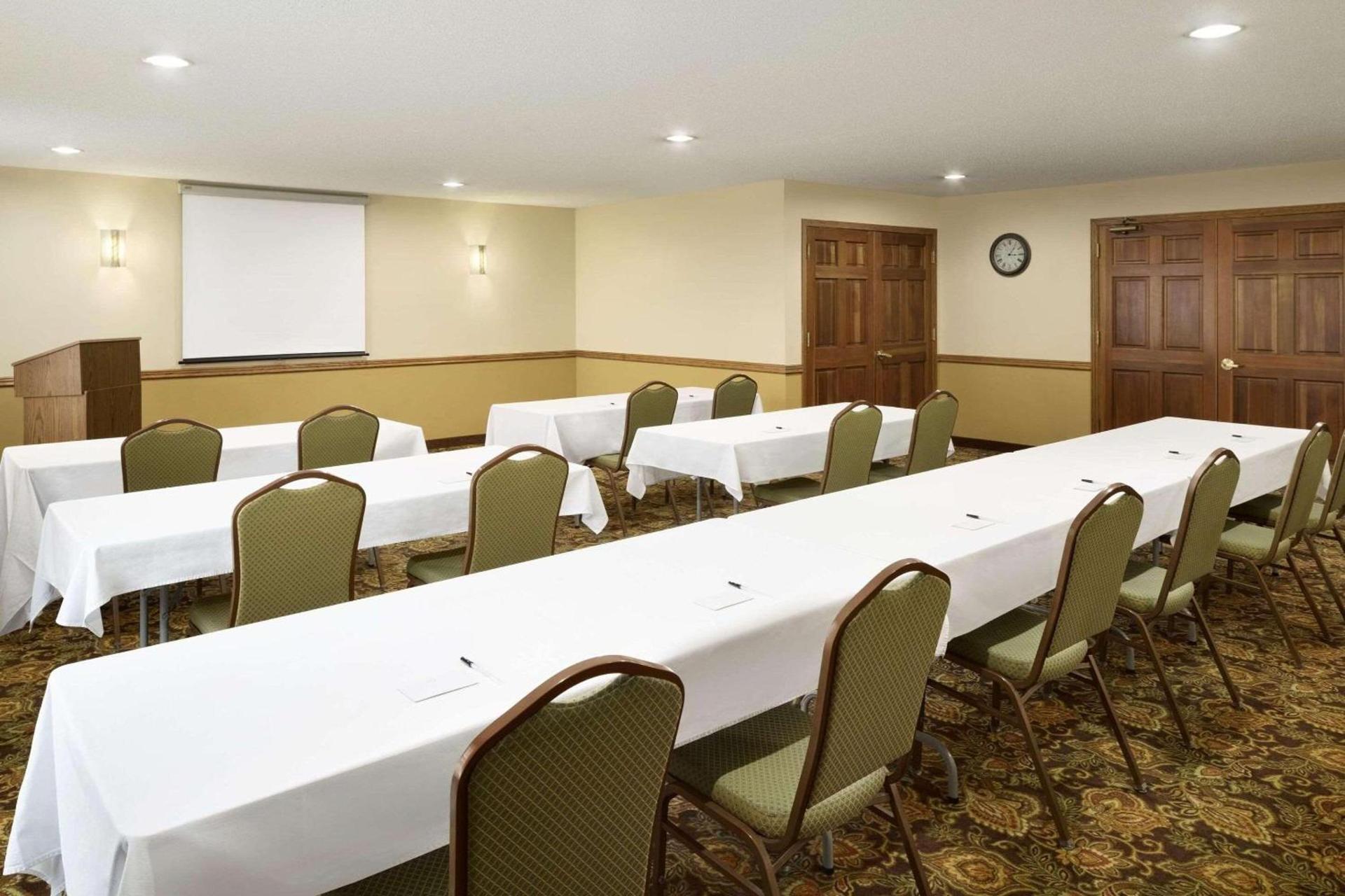 Country Inn & Suites by Radisson, Grinnell, IA photo 10