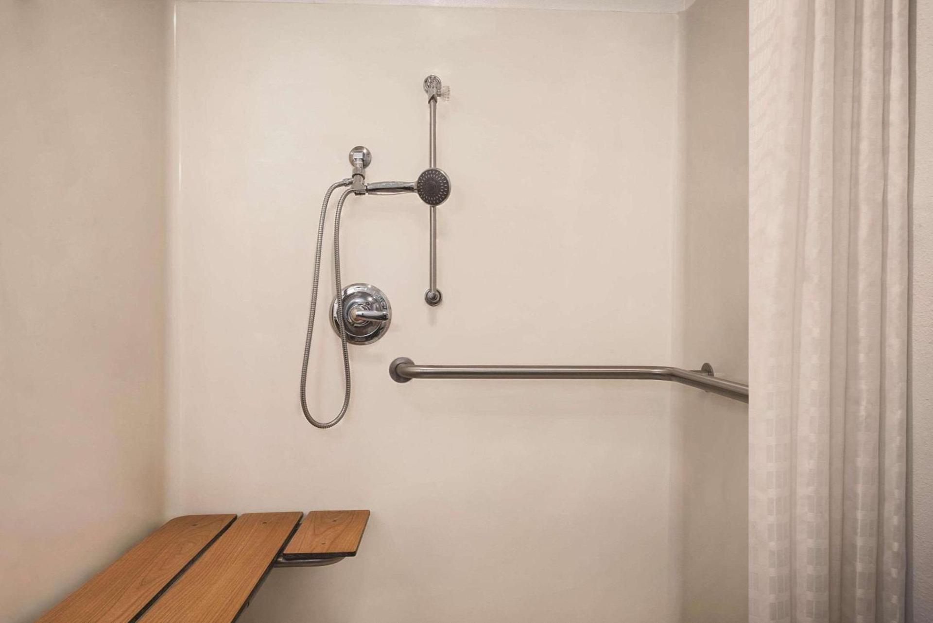 Country Inn & Suites by Radisson, Dubuque, IA photo 5