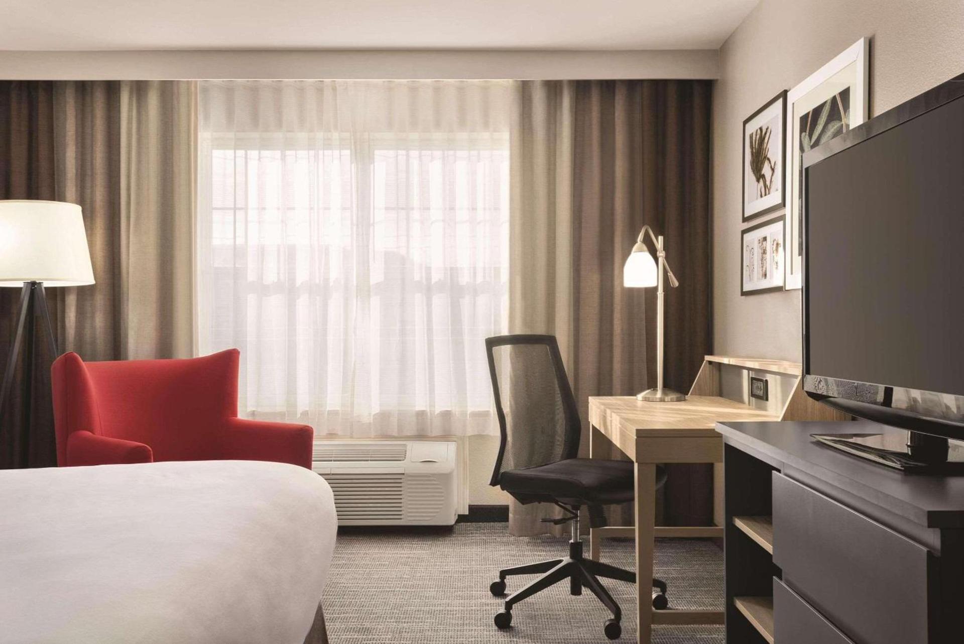 Country Inn & Suites by Radisson, Dubuque, IA photo 8
