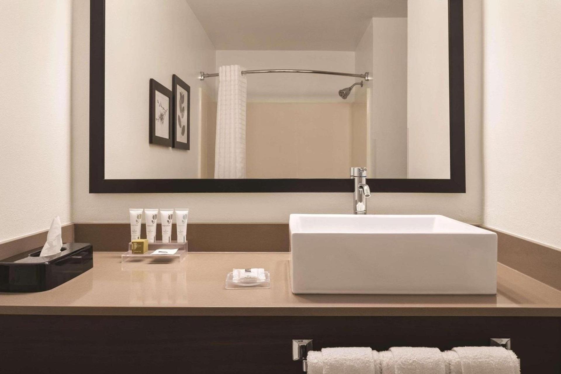 Country Inn & Suites by Radisson, Dubuque, IA photo 9