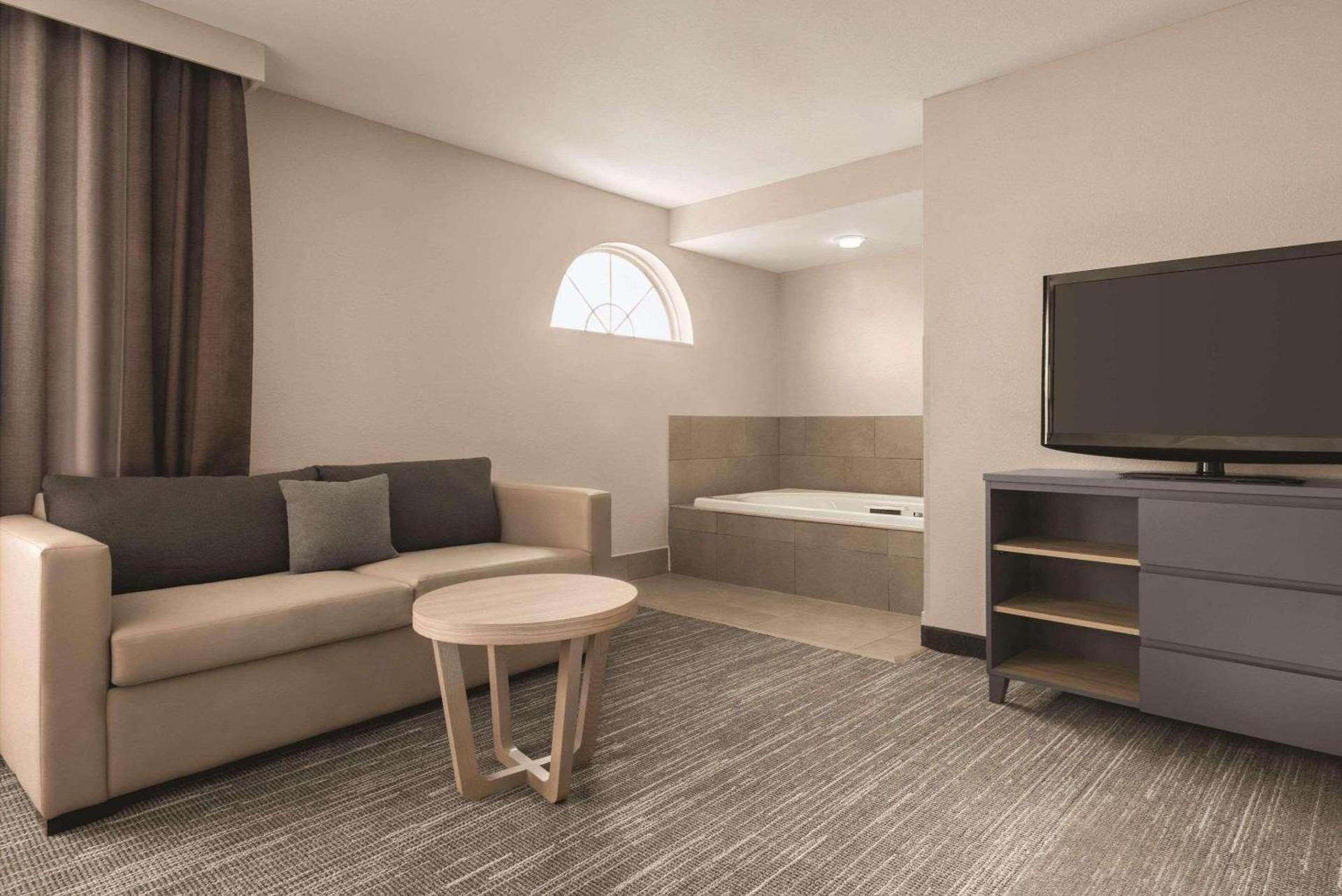 Country Inn & Suites by Radisson, Dubuque, IA photo 11