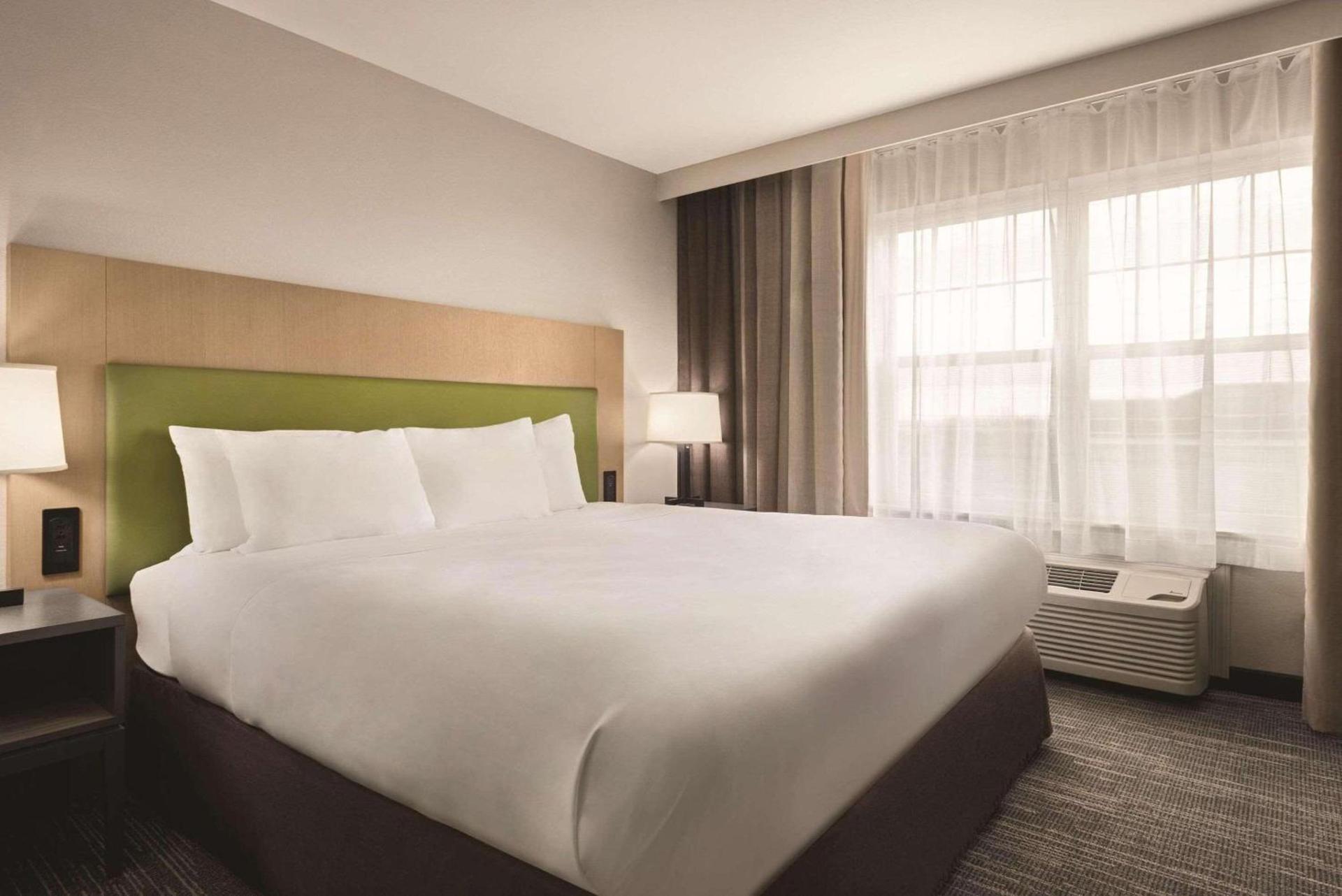 Country Inn & Suites by Radisson, Dubuque, IA photo 12