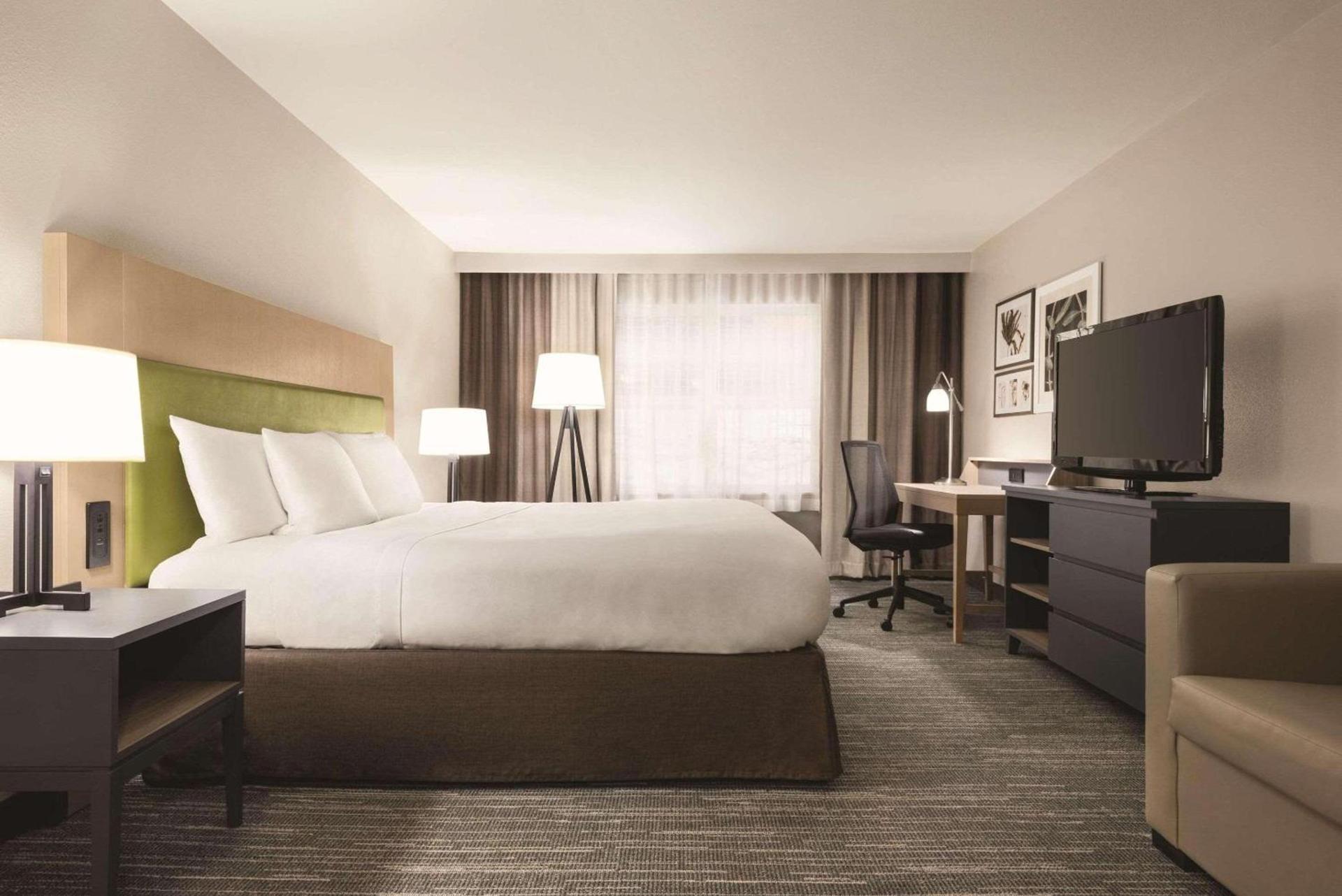 Country Inn & Suites by Radisson, Dubuque, IA photo 13