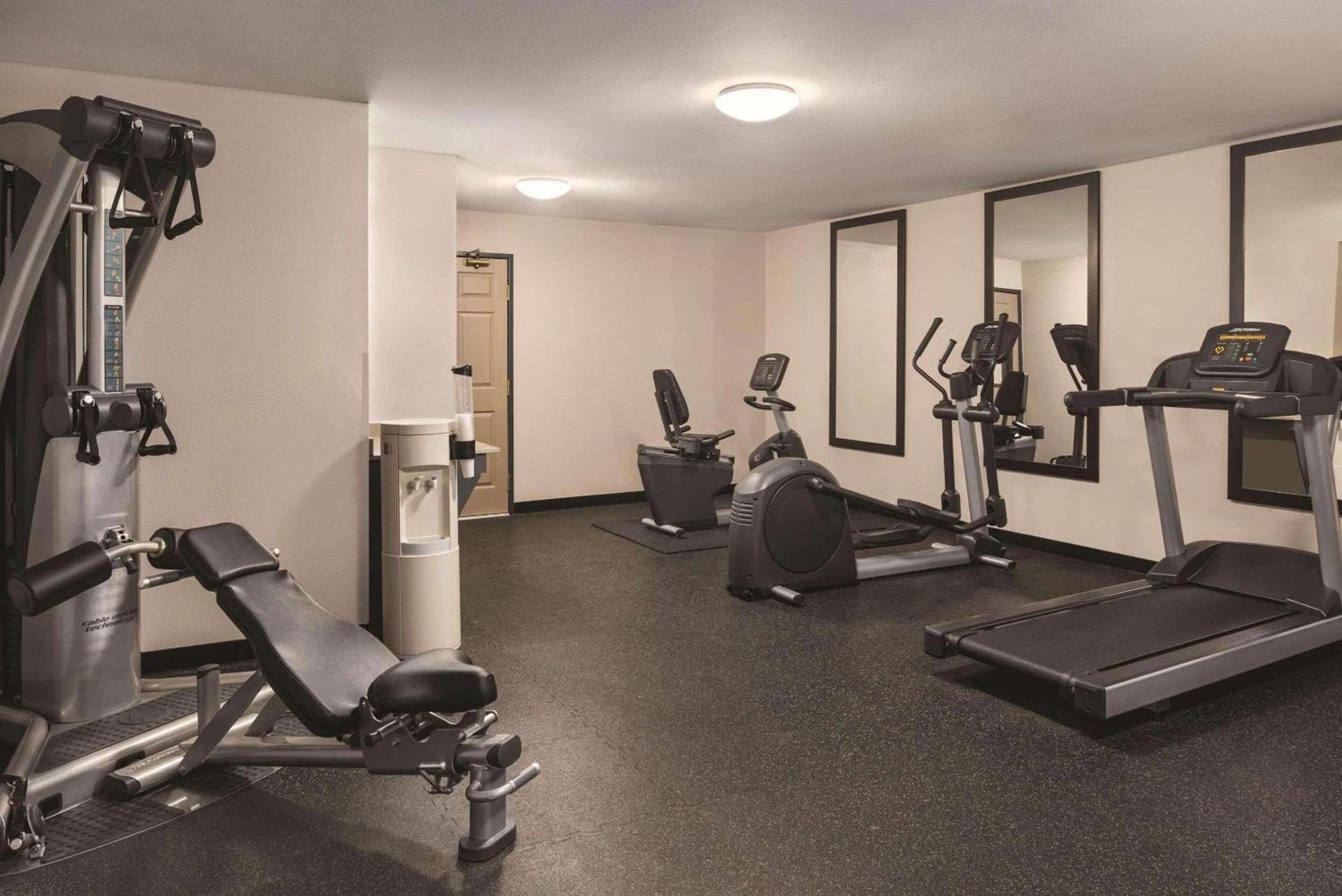 Country Inn & Suites by Radisson, Dubuque, IA photo 18
