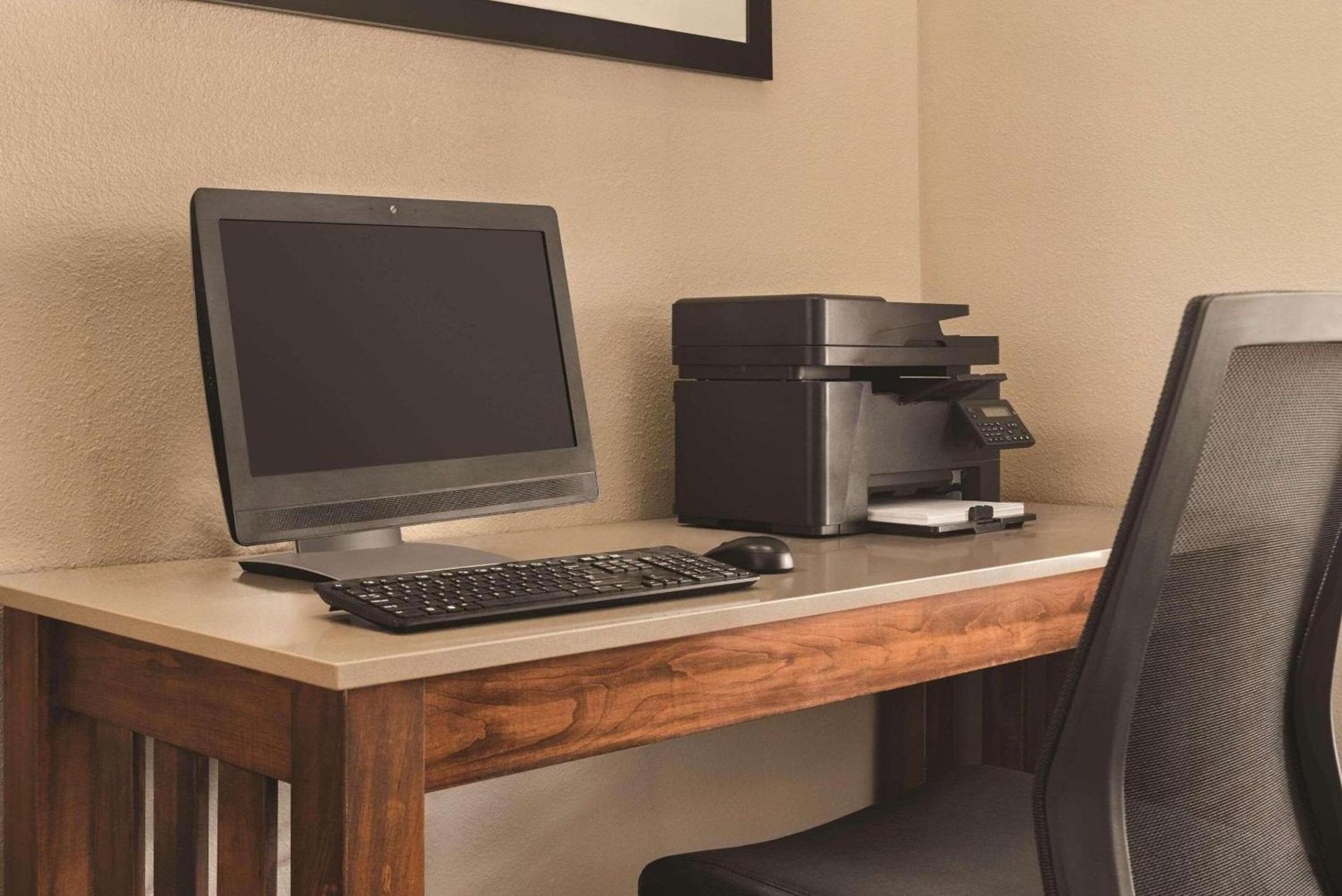 Country Inn & Suites by Radisson, Dubuque, IA photo 19