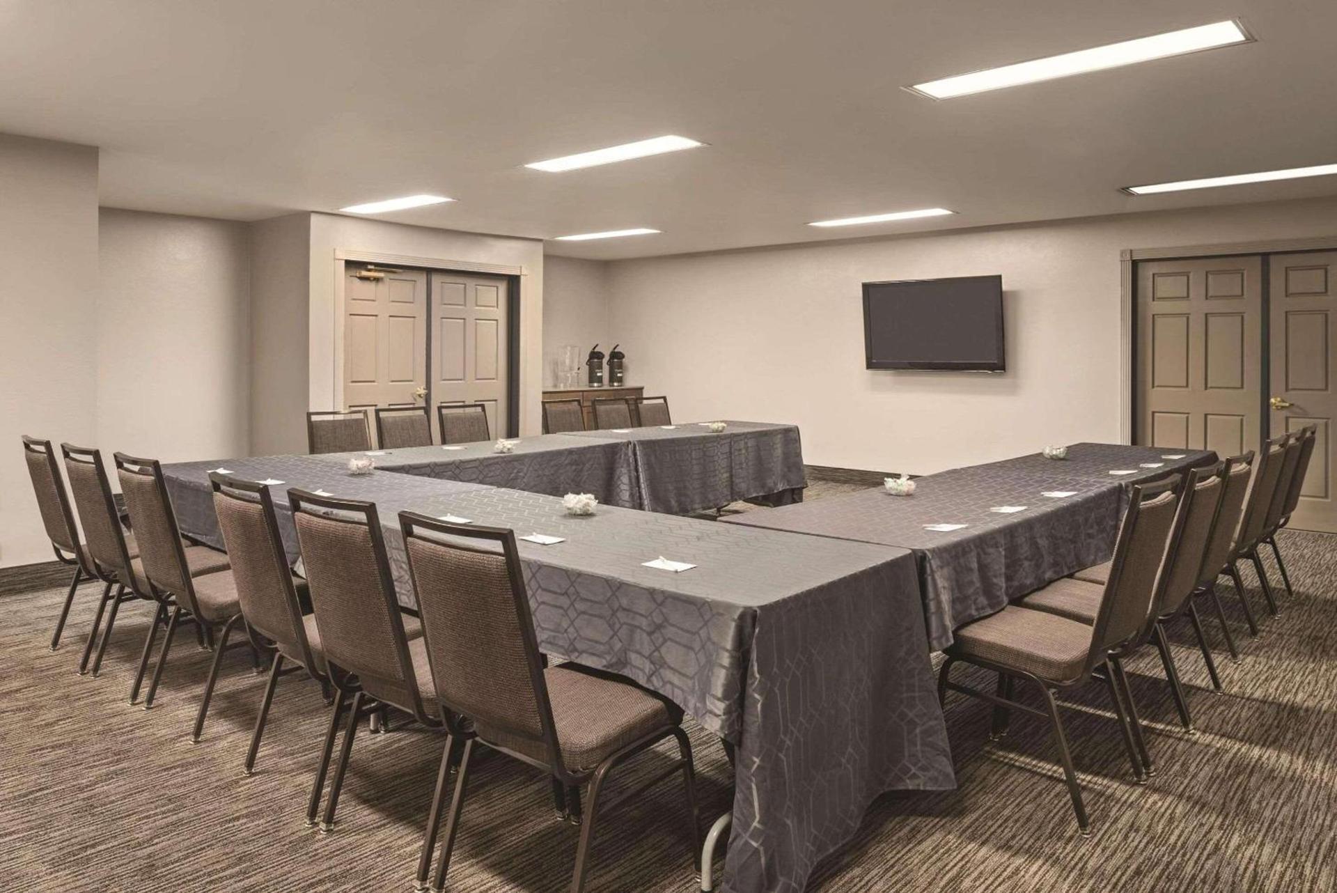 Country Inn & Suites by Radisson, Dubuque, IA photo 20