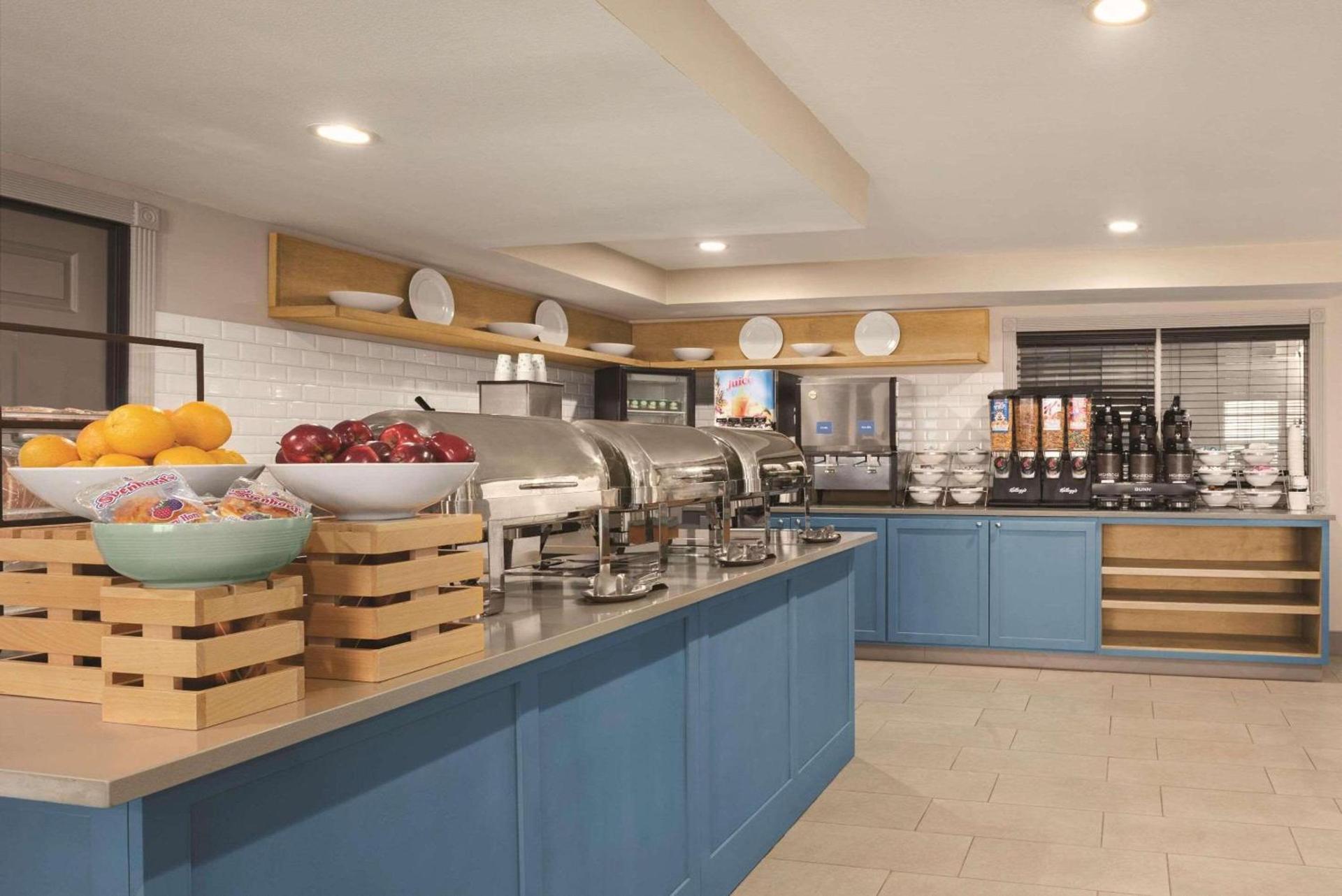 Country Inn & Suites by Radisson, Dubuque, IA photo 21