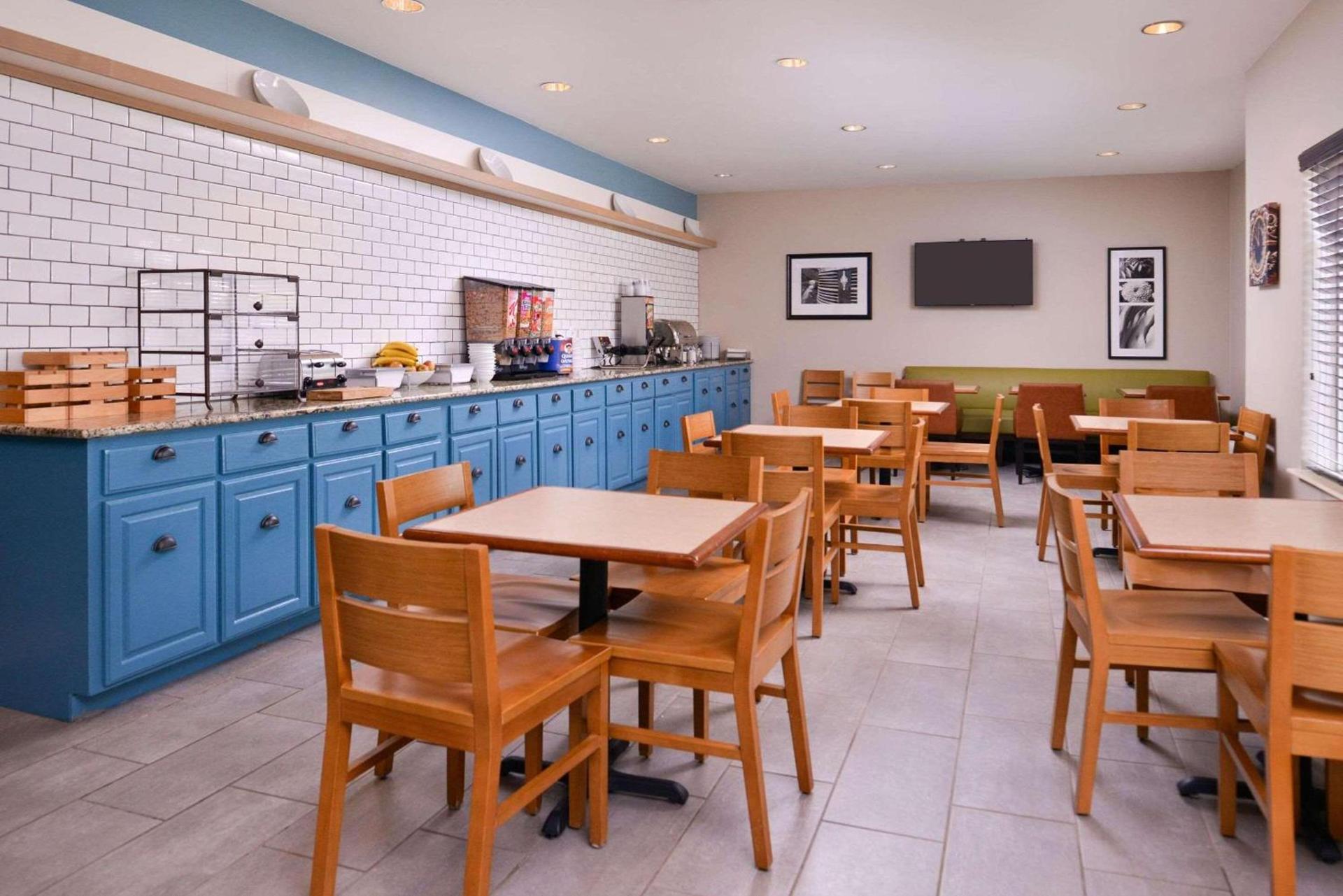 Country Inn & Suites by Radisson, Omaha Airport, IA photo 39