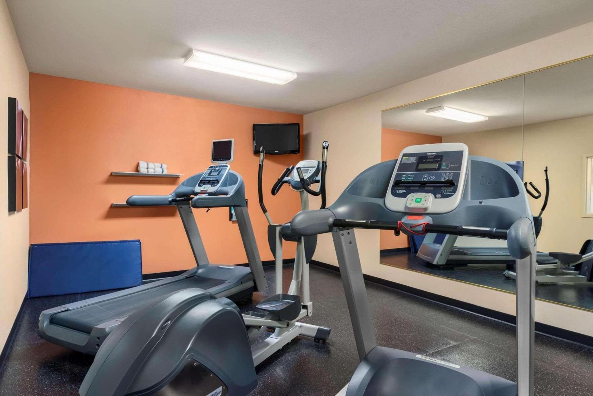 Country Inn & Suites by Radisson, Peoria North, IL photo 15