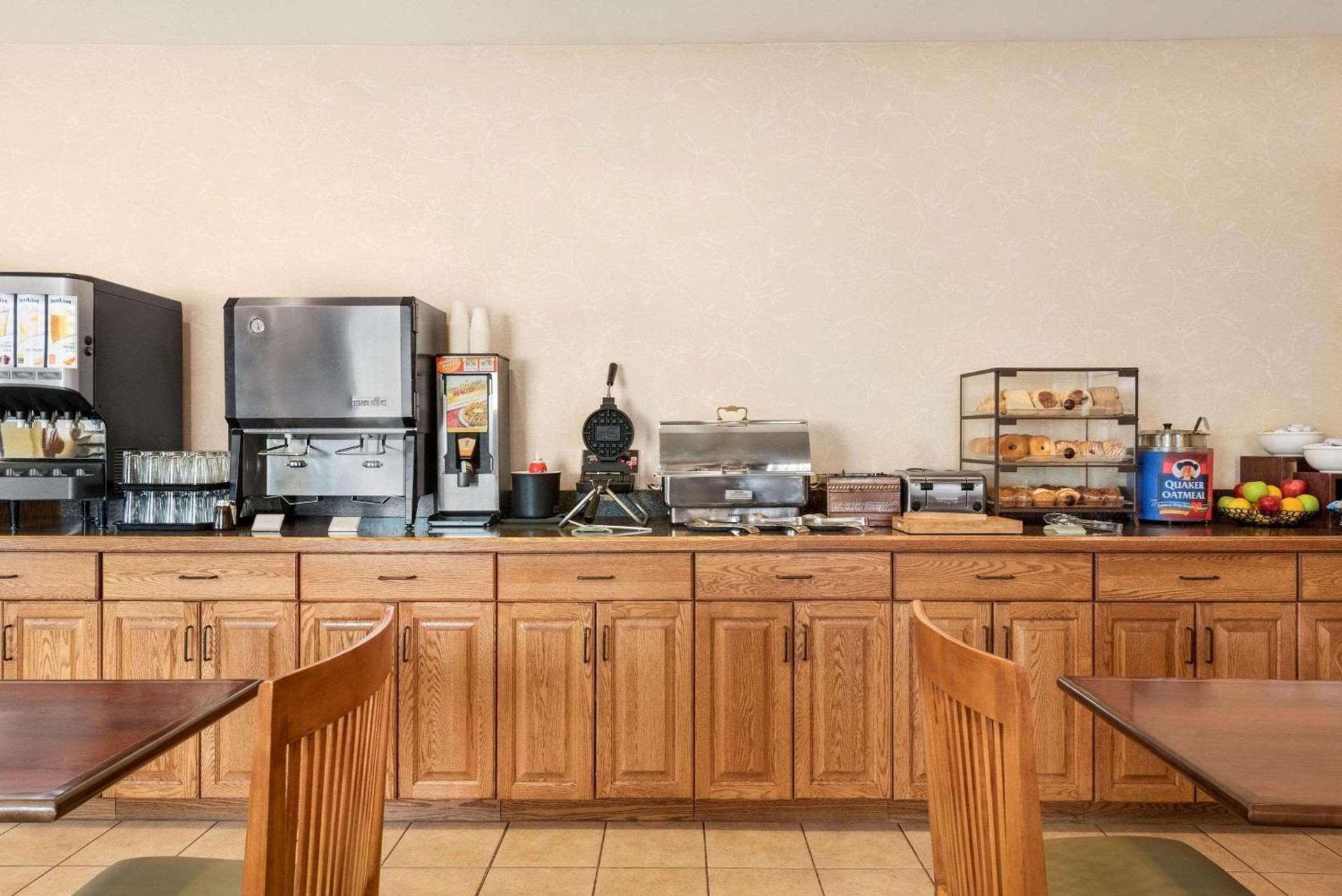 Country Inn & Suites by Radisson, Peoria North, IL photo 17