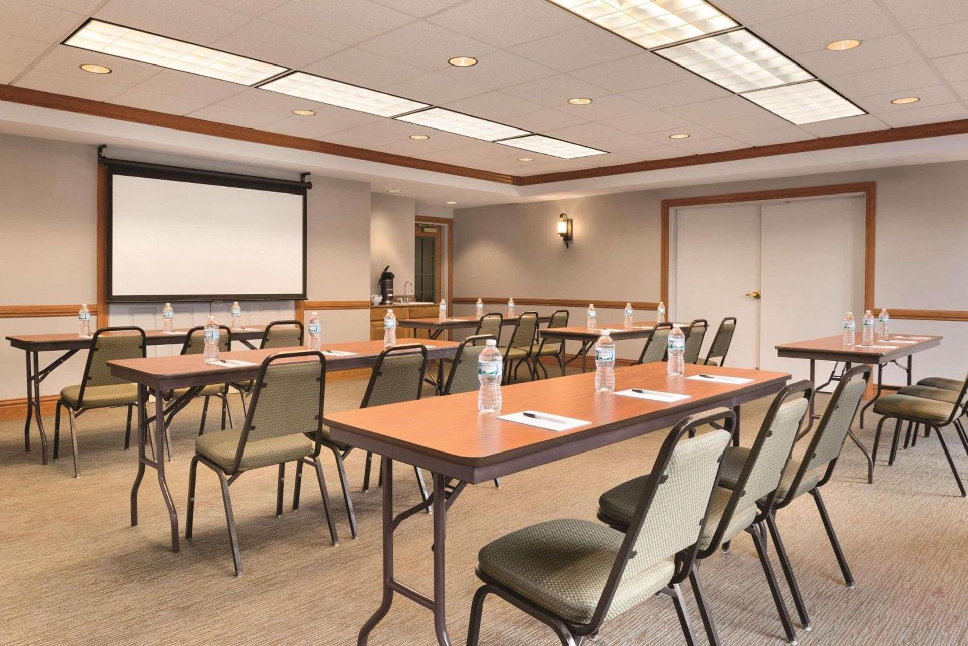 Country Inn & Suites by Radisson, Portage, IN photo 57