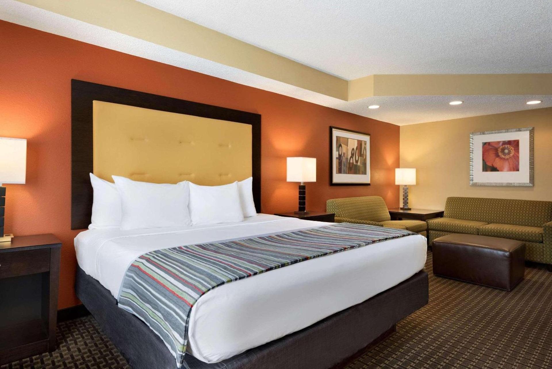 Garner Hotel Evansville East by IHG photo 9