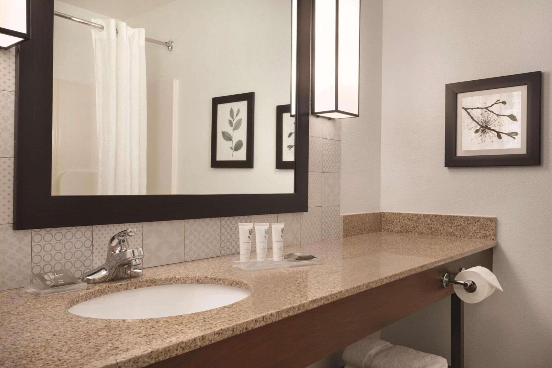 Country Inn & Suites by Radisson, Valparaiso, IN photo 8