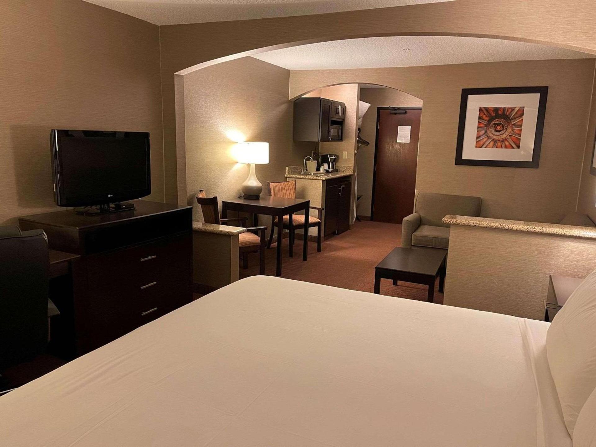 Country Inn & Suites by Radisson, Garden City, KS photo 18