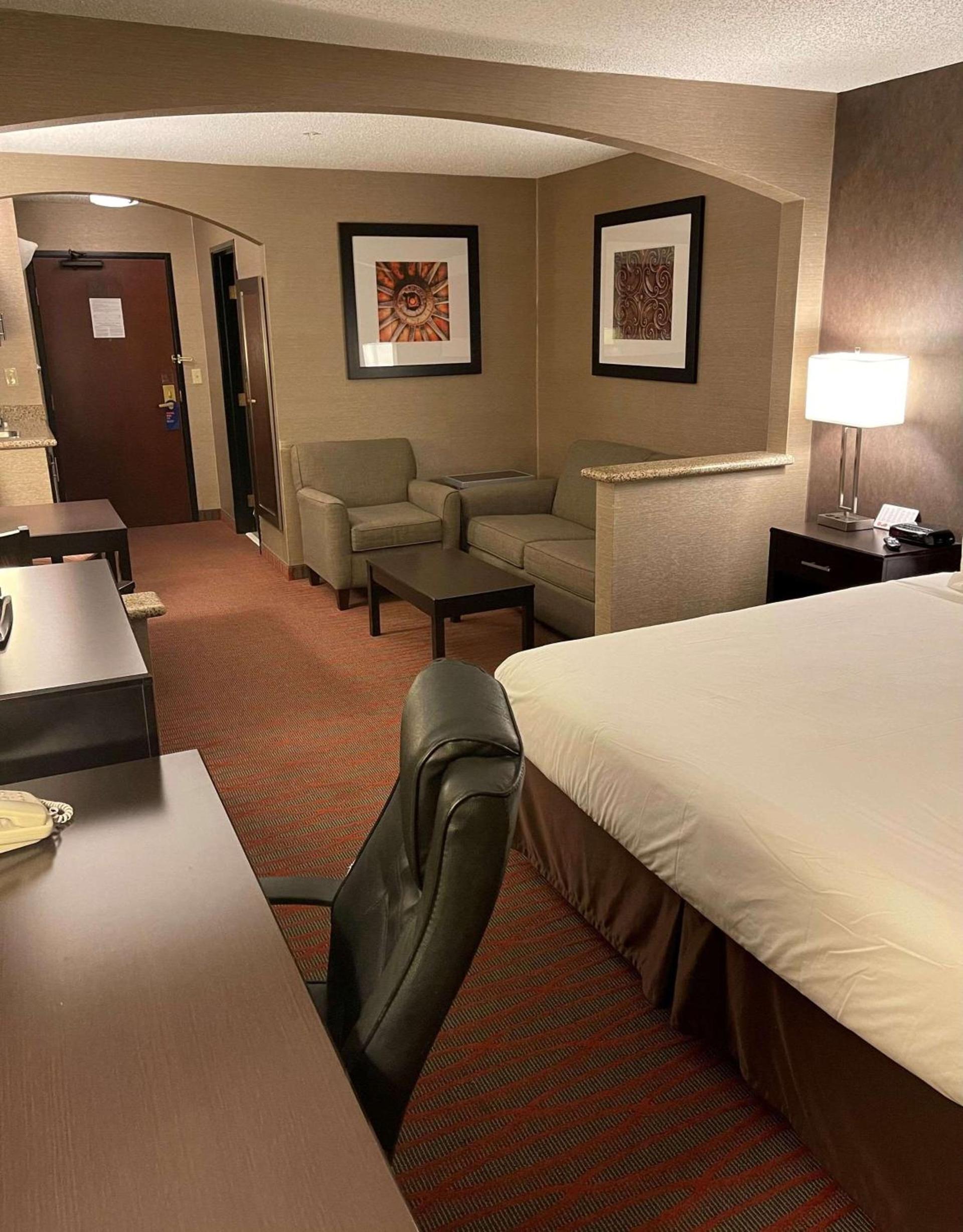 Country Inn & Suites by Radisson, Garden City, KS photo 20