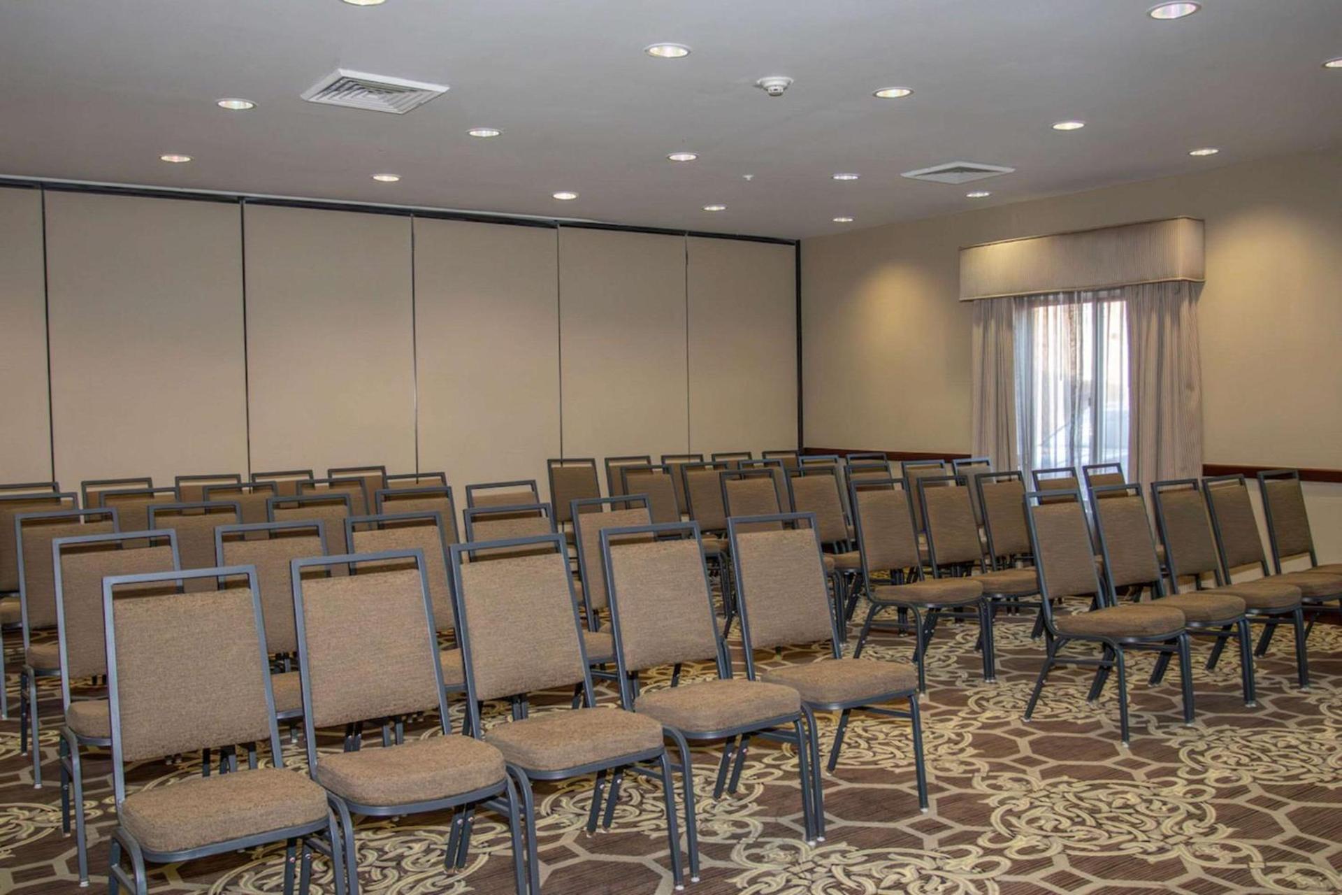 Country Inn & Suites by Radisson, Garden City, KS photo 22