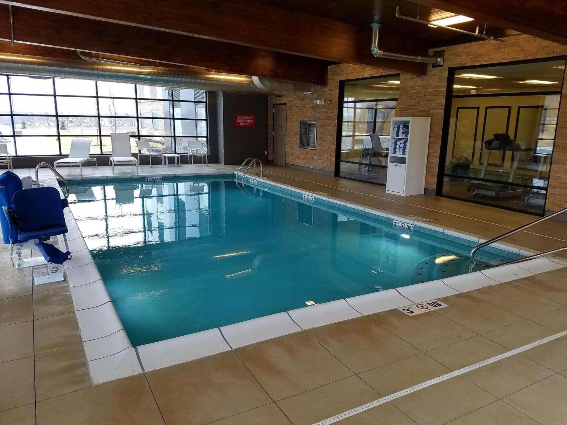 Country Inn & Suites by Radisson, Lawrence, KS photo 11
