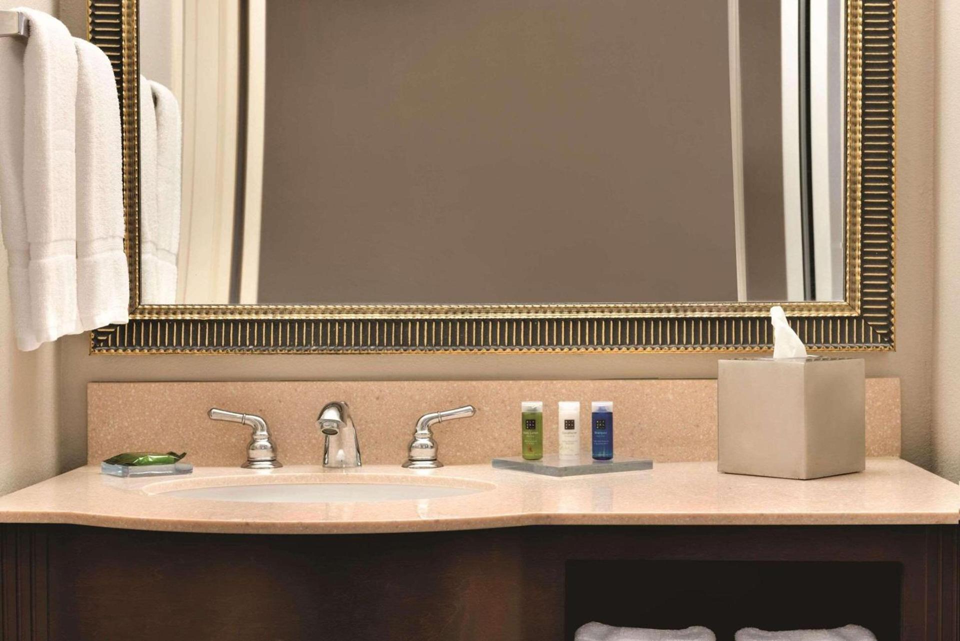 Radisson Hotel Cincinnati Riverfront photo 9