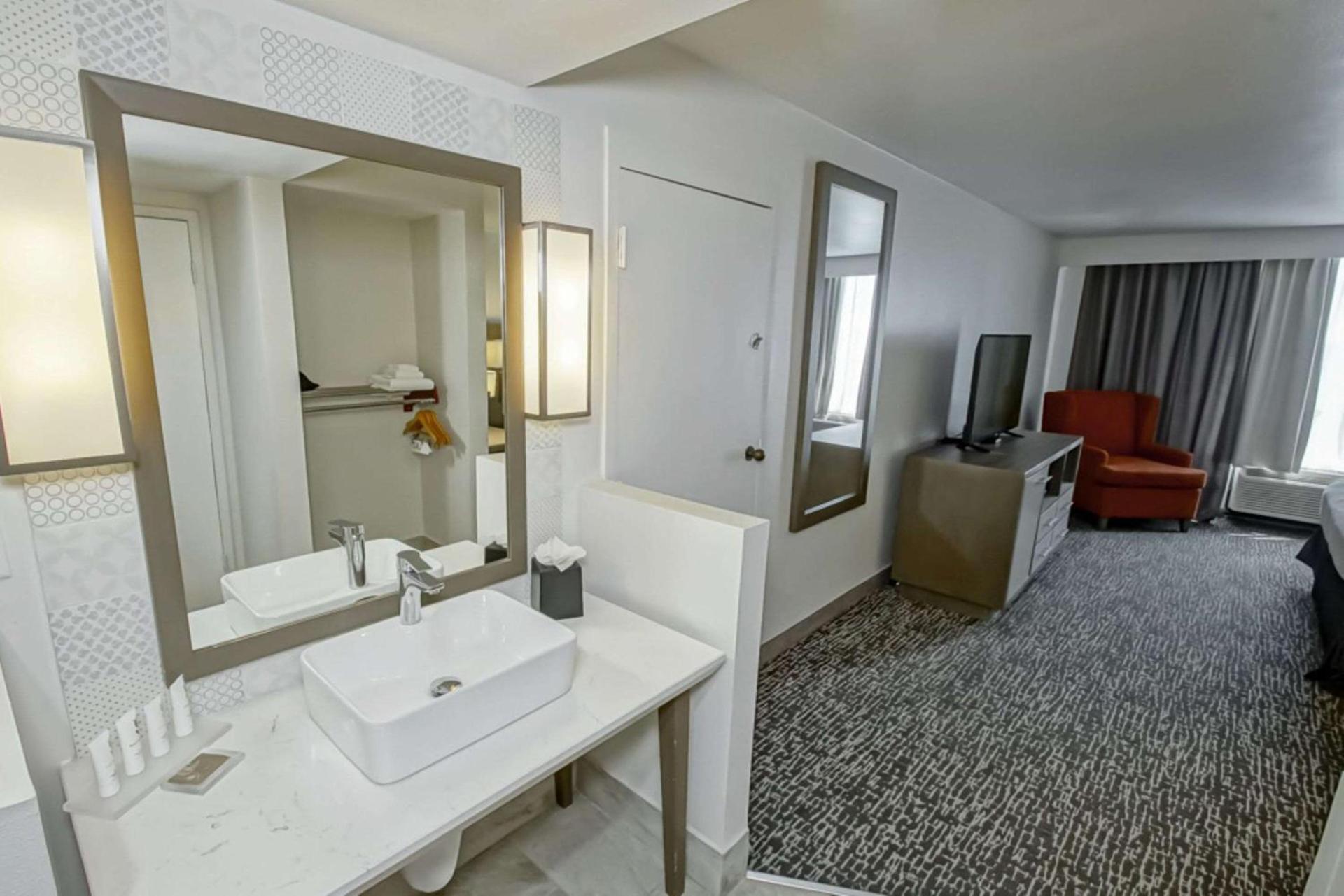 Country Inn & Suites by Radisson, New Orleans I-10 East, LA photo 11