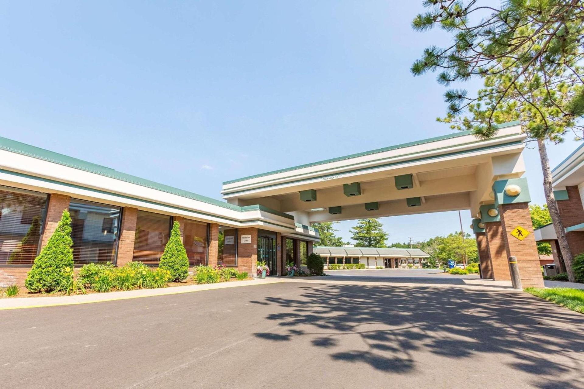 Country Inn & Suites by Radisson, Traverse City, MI — hotel in Traverse City