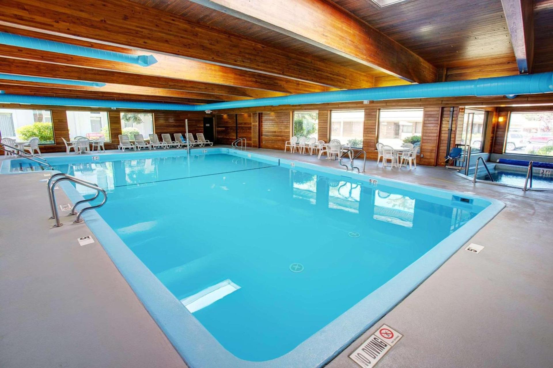 Country Inn & Suites by Radisson, Traverse City, MI photo 10