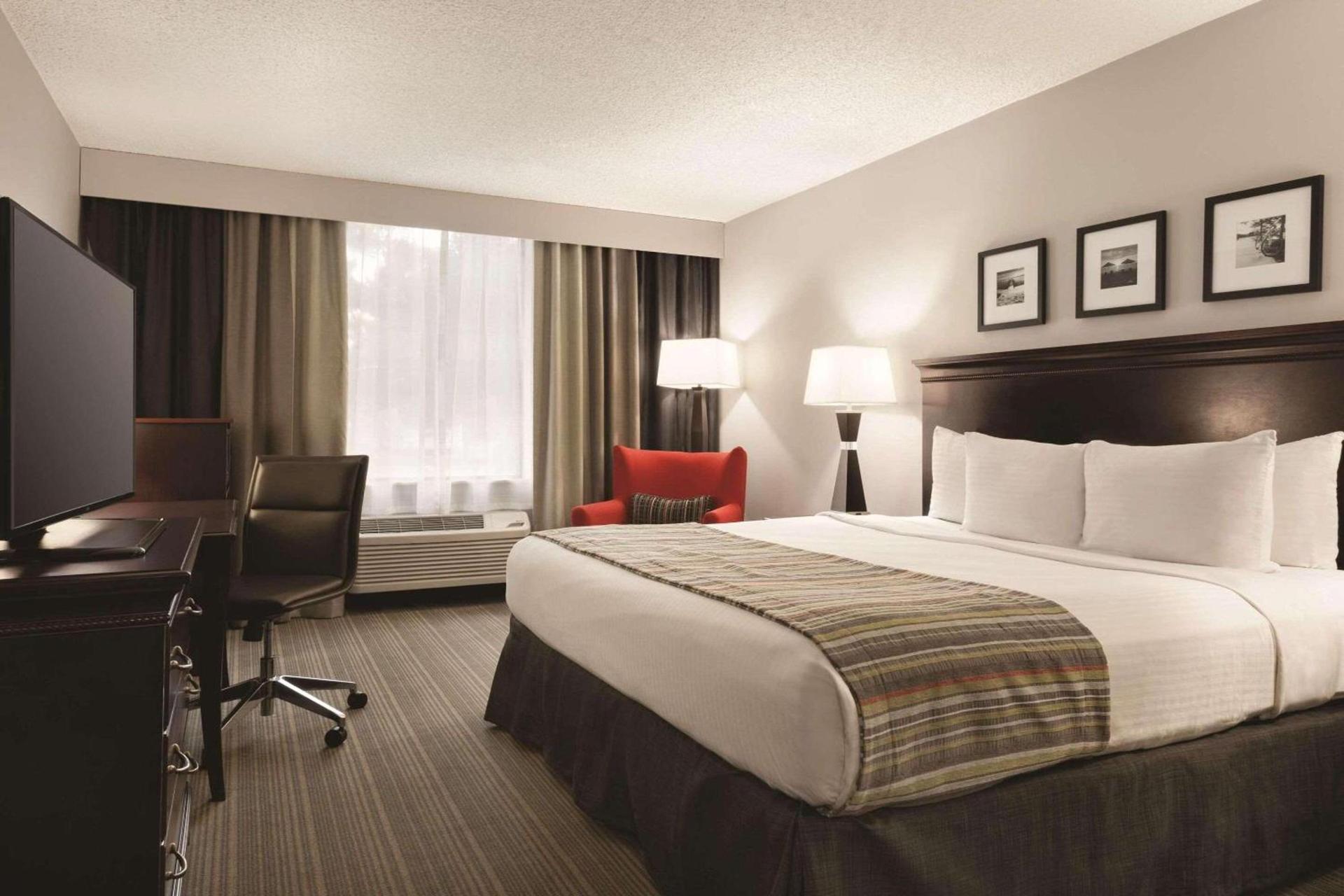 Country Inn & Suites by Radisson, Traverse City, MI photo 9
