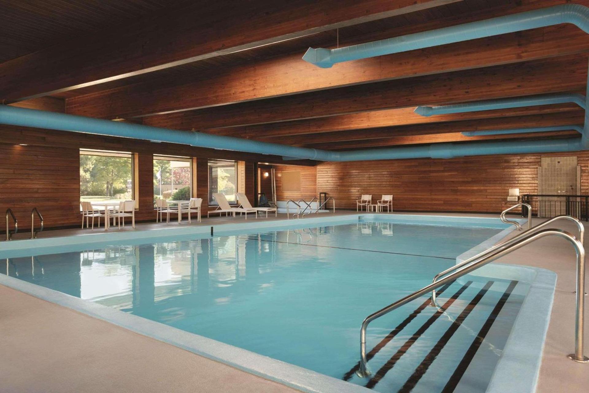 Country Inn & Suites by Radisson, Traverse City, MI photo 11